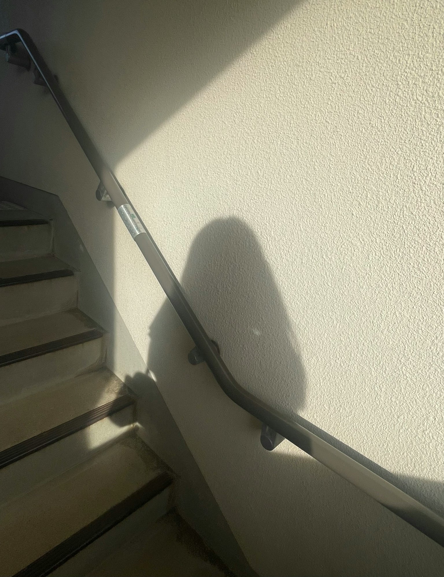 Scène simple avec une rampe d'escalier et une ombre