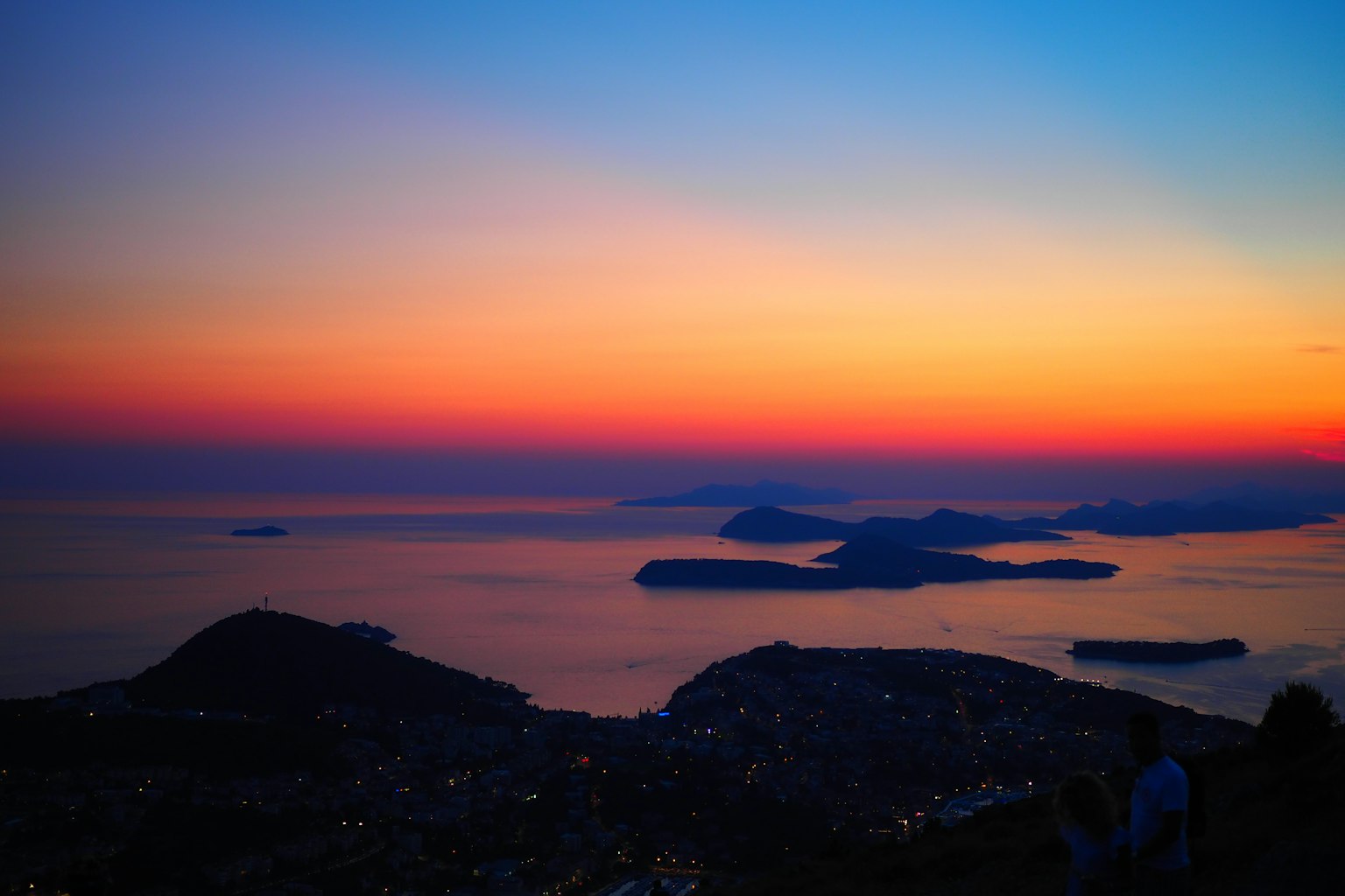 Magnifique coucher de soleil sur la mer avec des îles