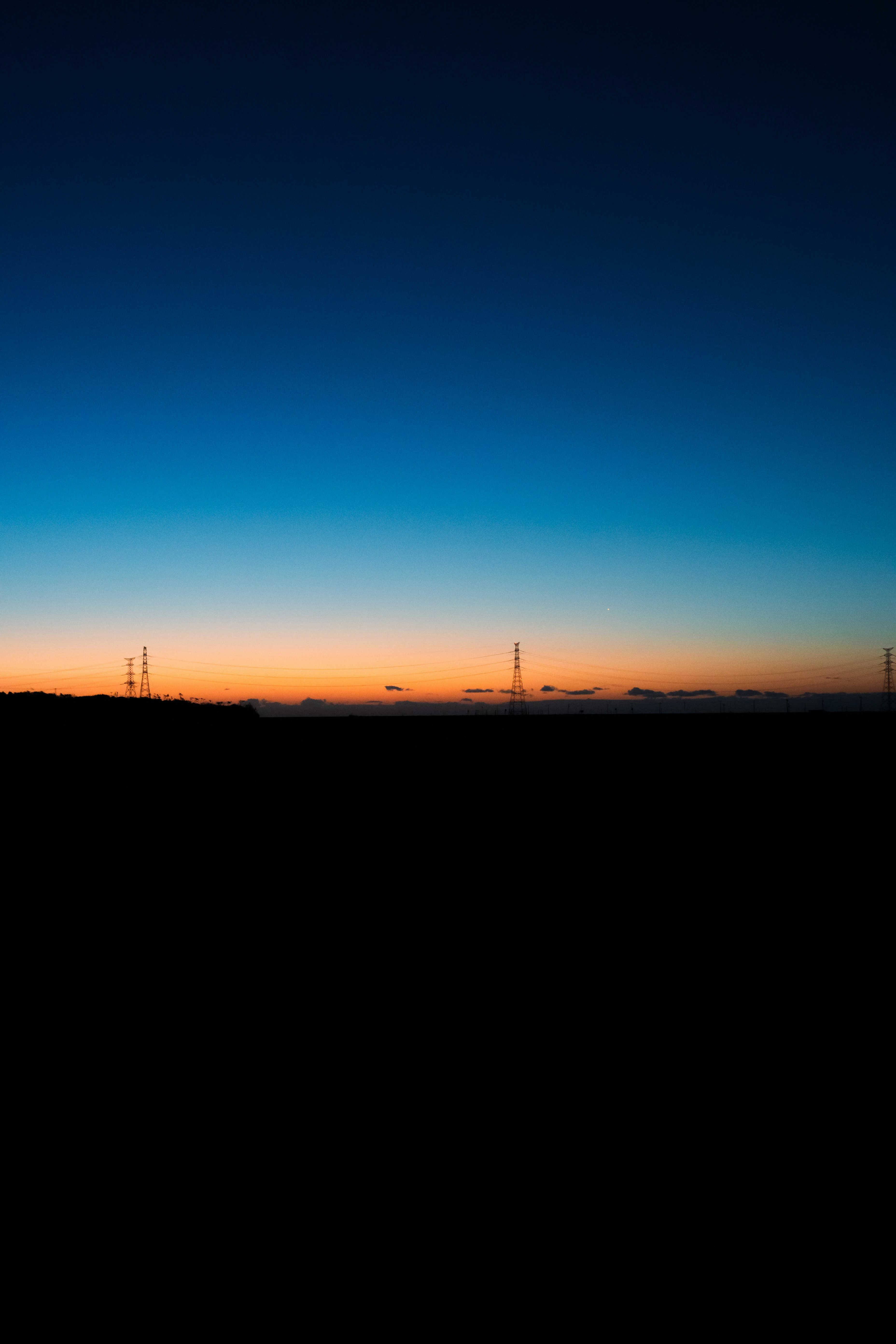 ciel de l’aube avec une ligne d’horizon en silhouette