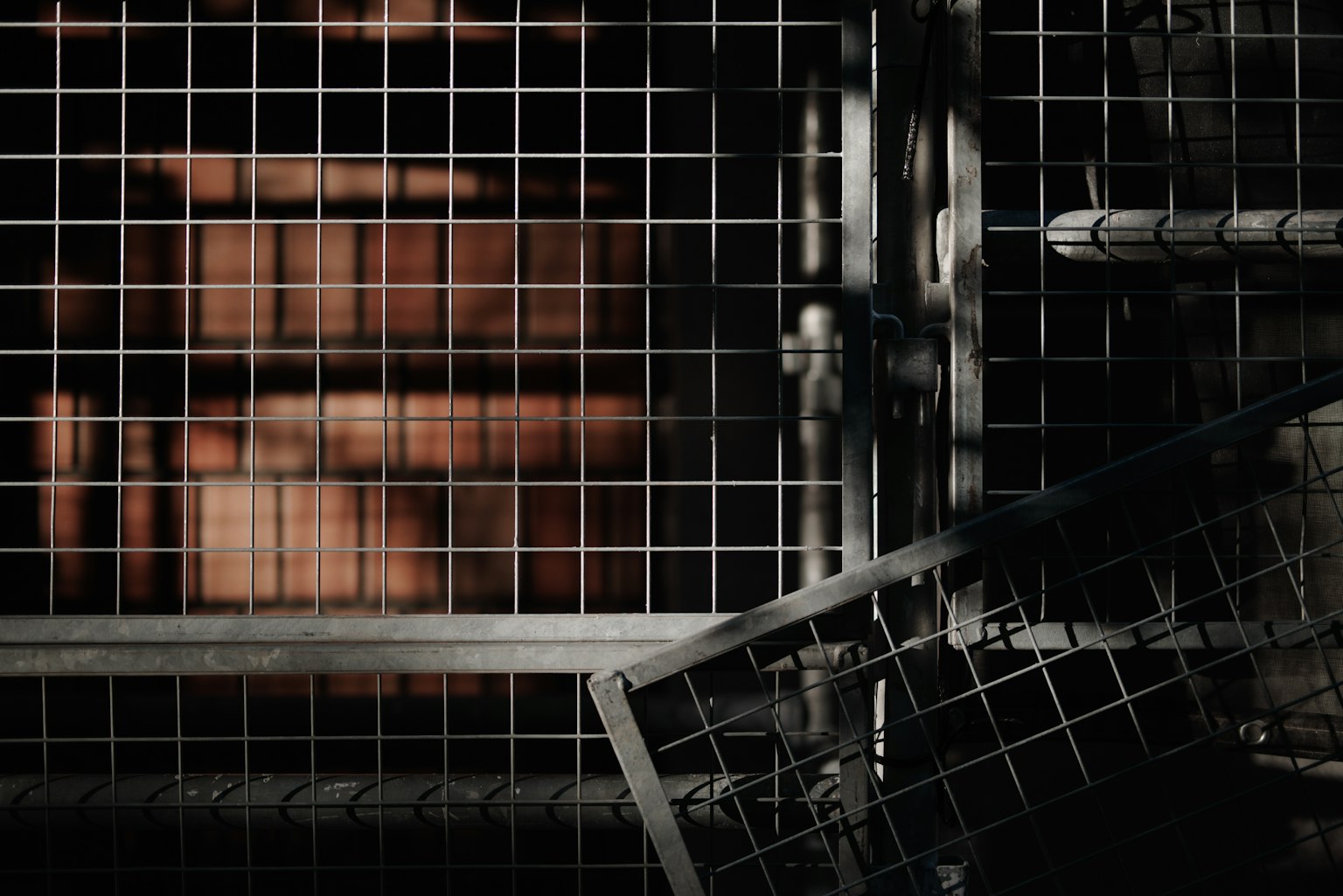 金属网格与阴影和黑暗背景的图像