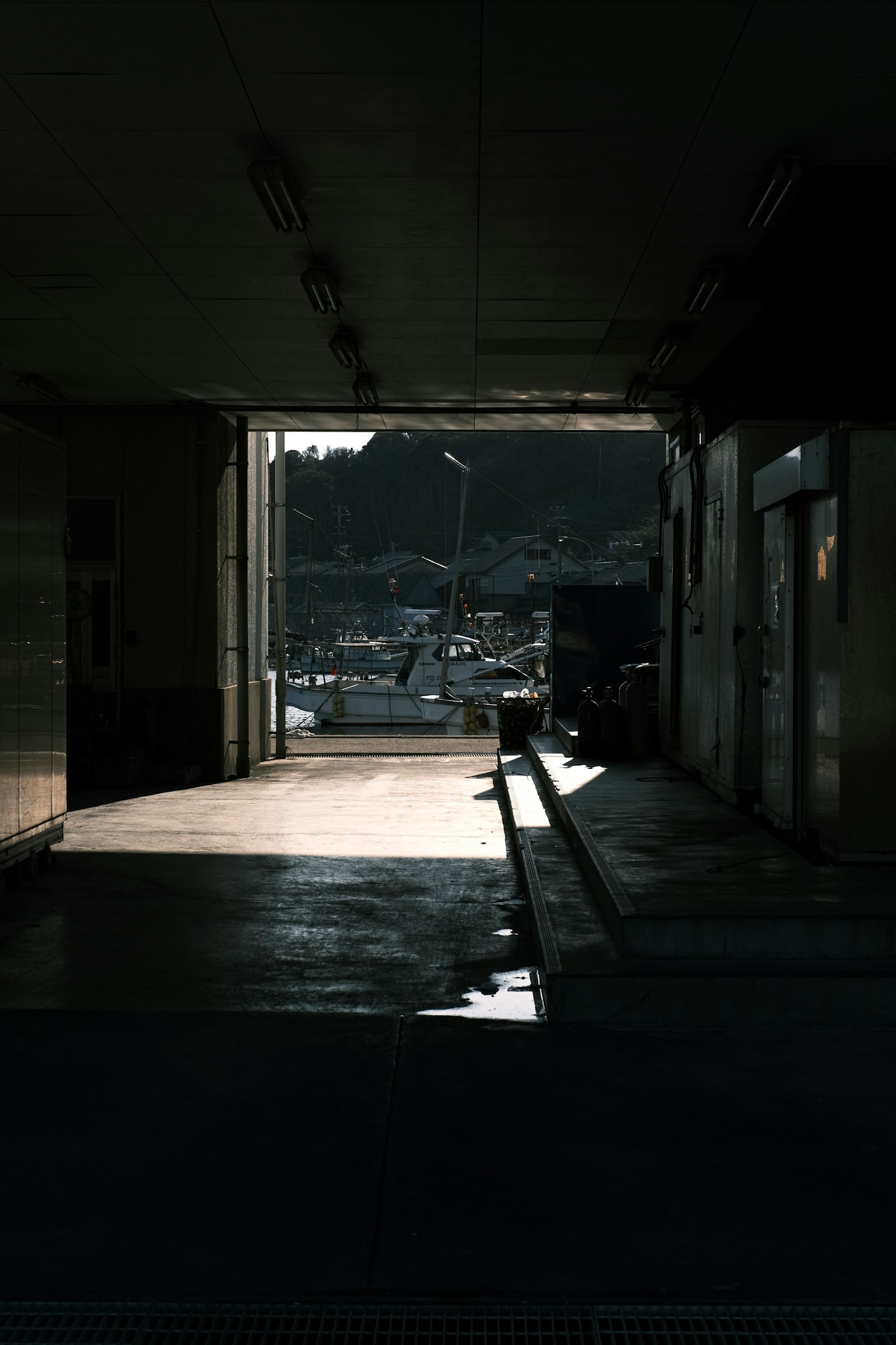 ภาพแสดงทางเดินมืดที่มีวิวสว่างด้านนอก