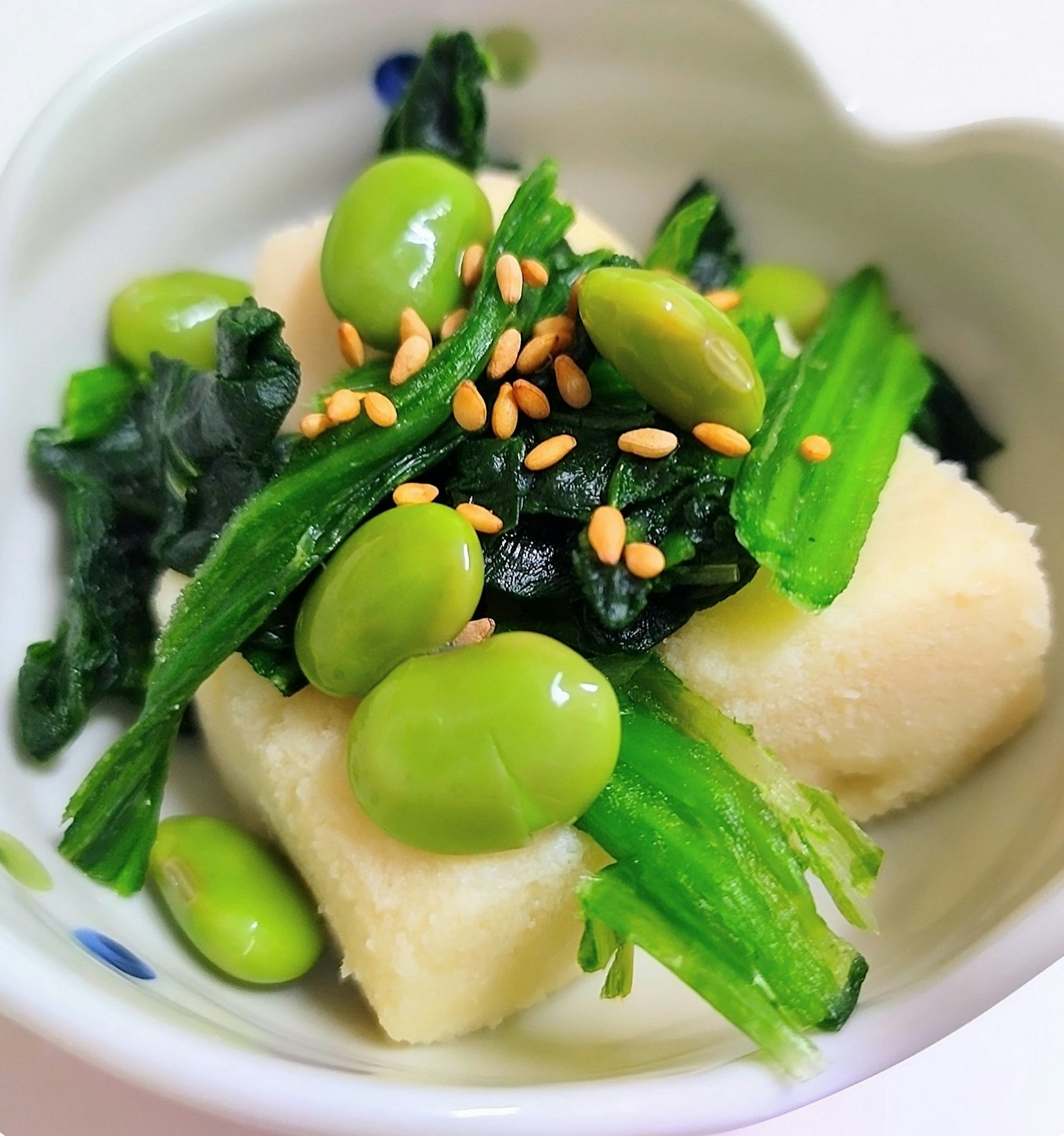 Plat de tofu surmonté de légumes verts et d'edamame