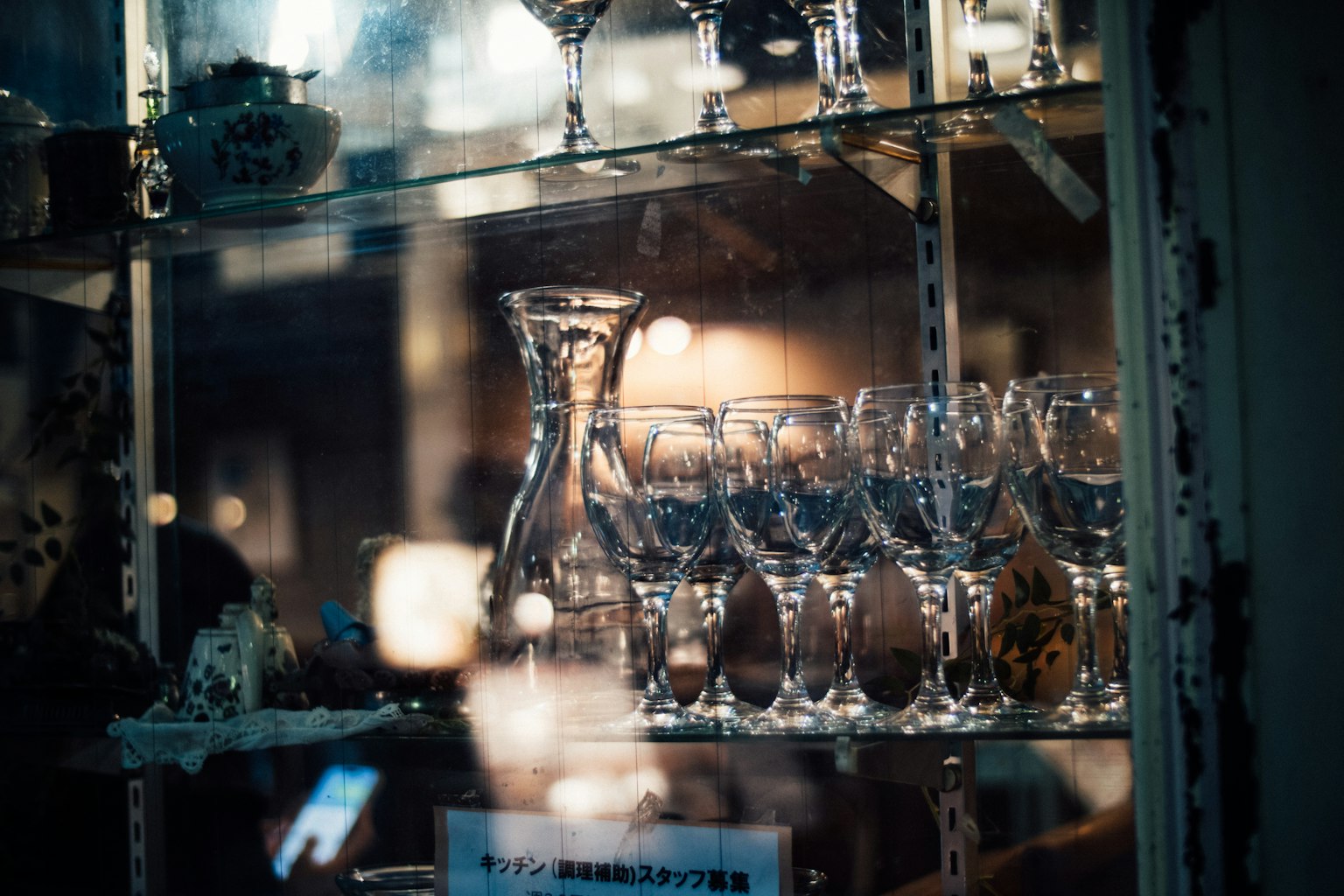 유리 진열장에 있는 크리스탈 잔과 디캔터의 아름다운 전시