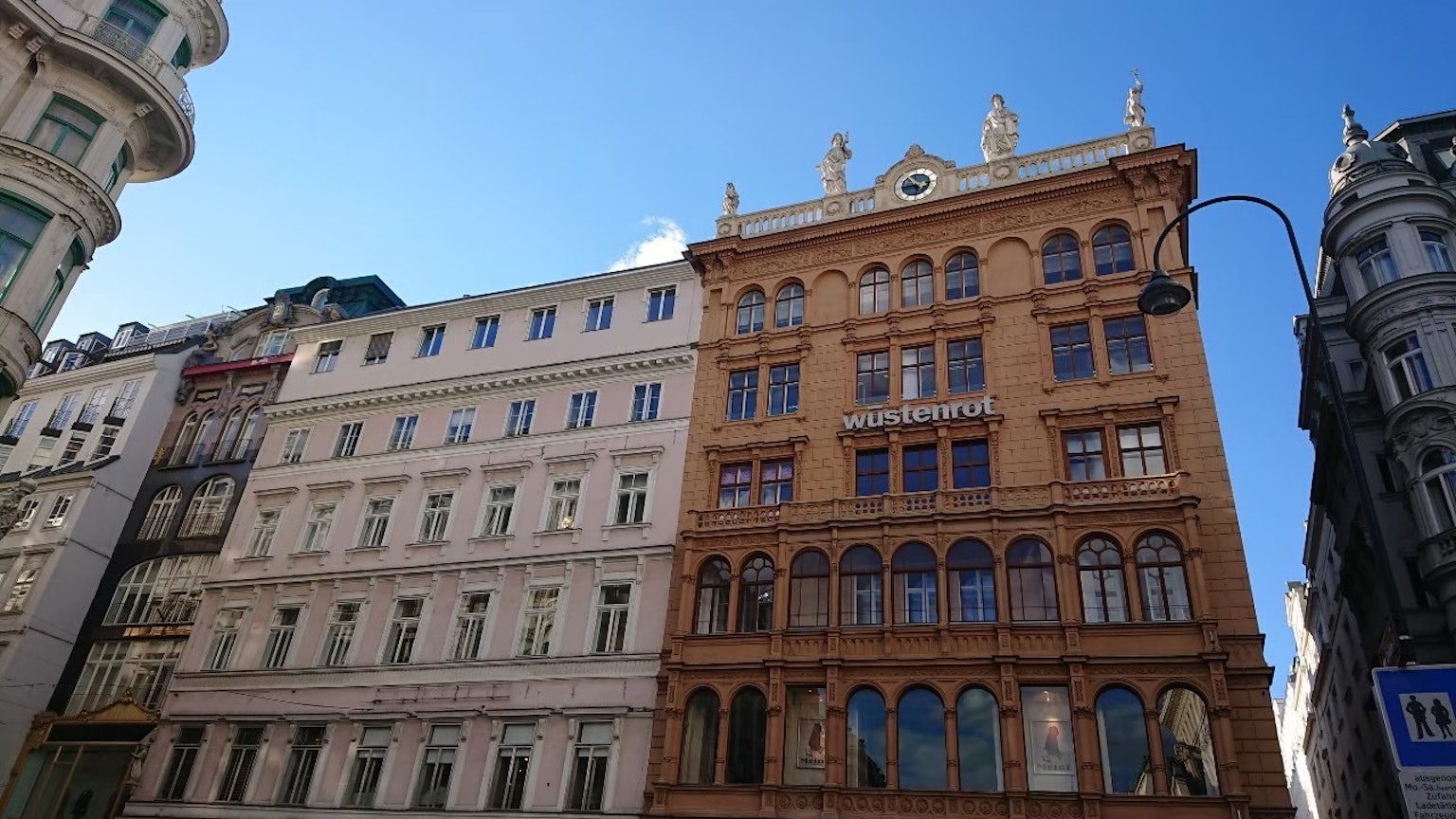 Façade de bâtiments historiques le long d'une rue de la ville