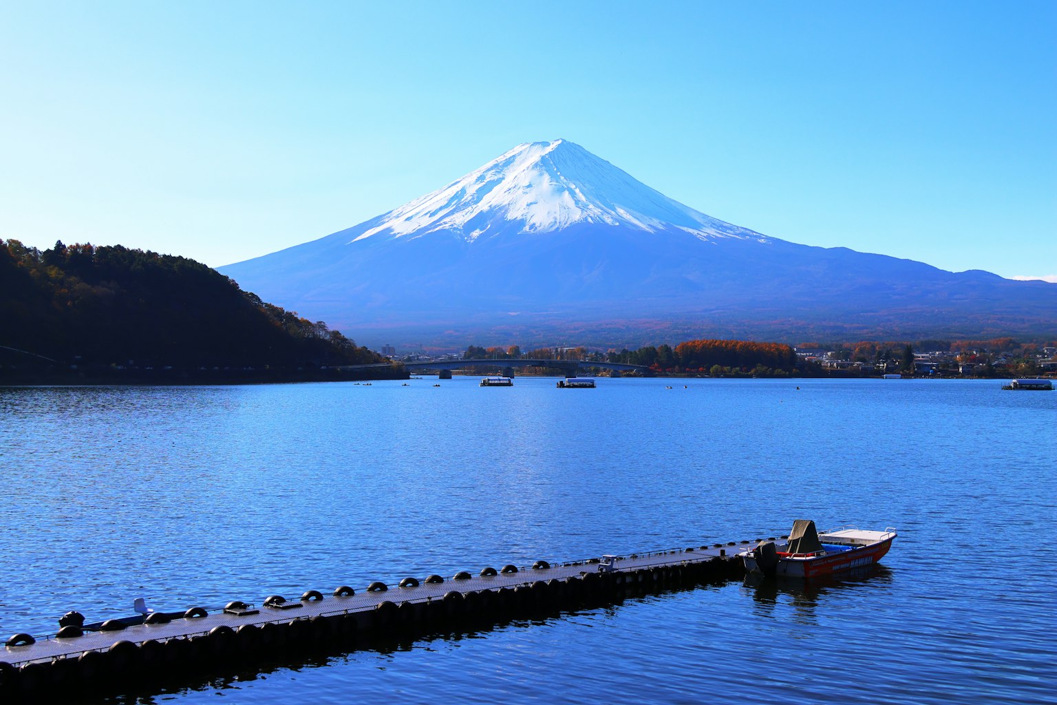 Vista bellissima del Monte Fuji e di un lago blu con una piccola barca
