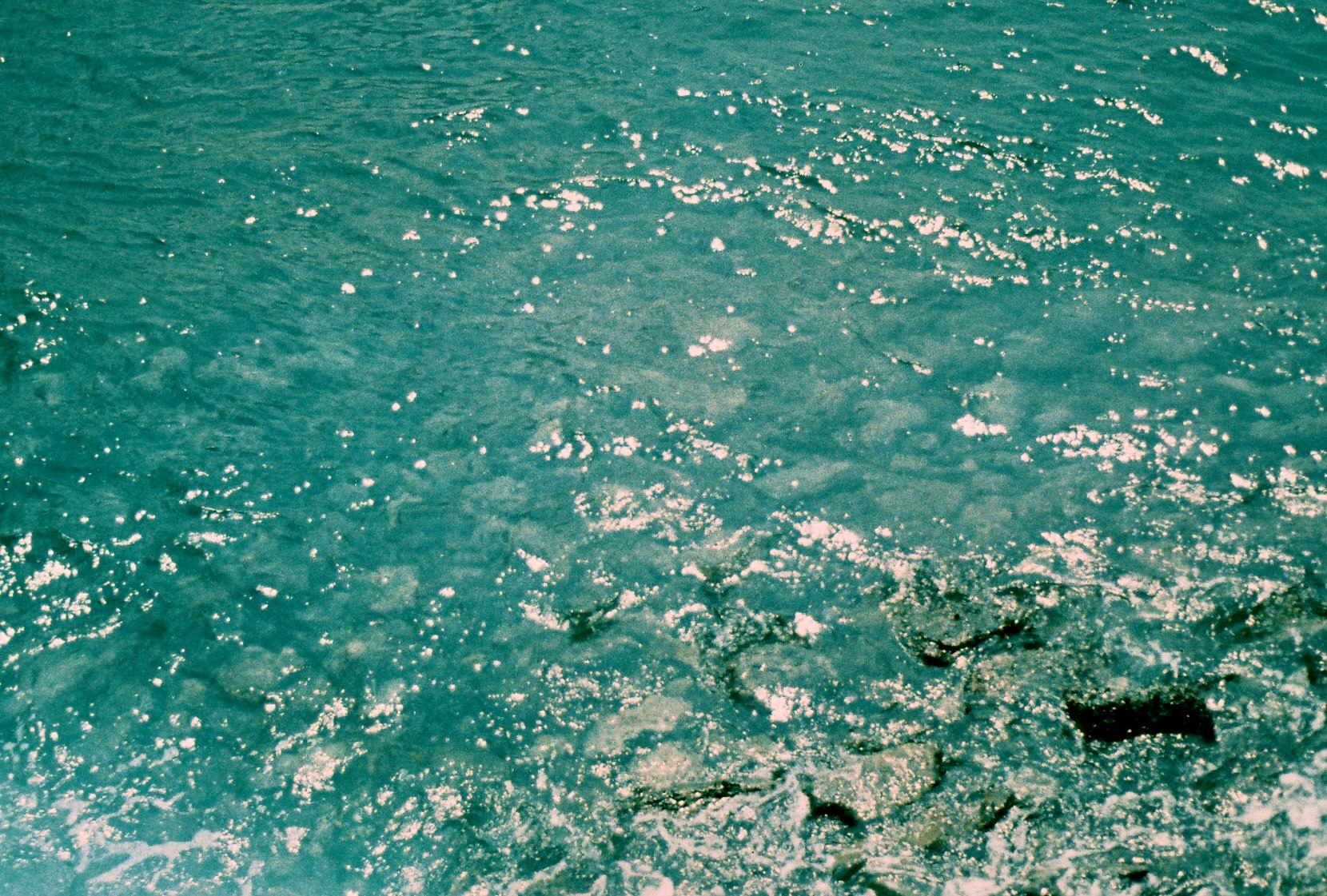 波が砕ける海面の水しぶき
