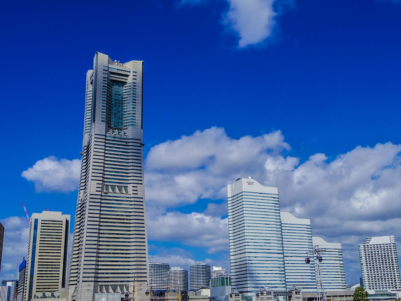 Tháp Landmark Yokohama với các tòa nhà chọc trời hiện đại dưới bầu trời xanh