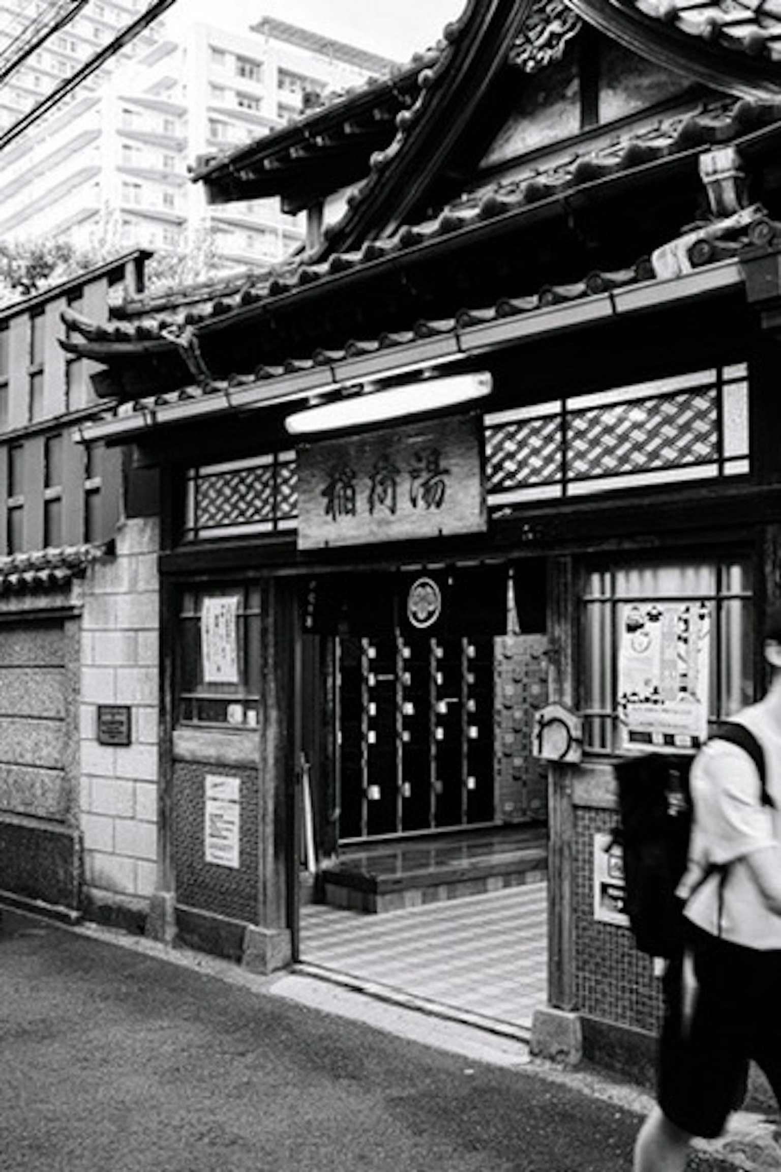 Eingang im traditionellen japanischen Architekturstil mit komplexen Details