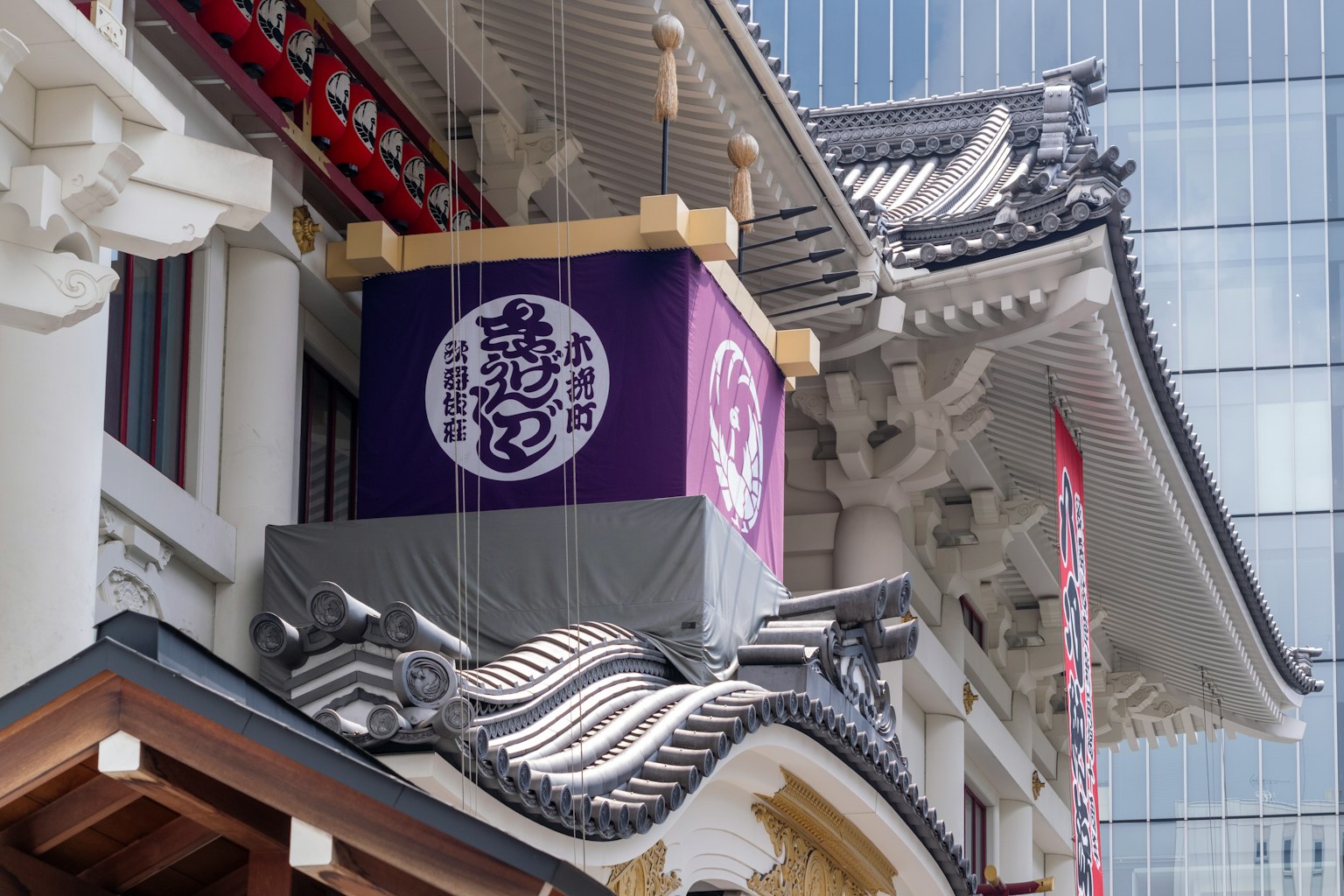 传统日本建筑外观，特色是华丽的屋顶和装饰