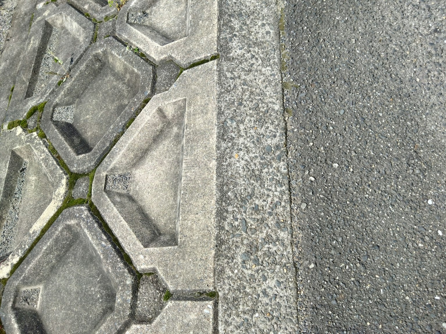 Detalle de una unión entre una acera y un suelo de concreto