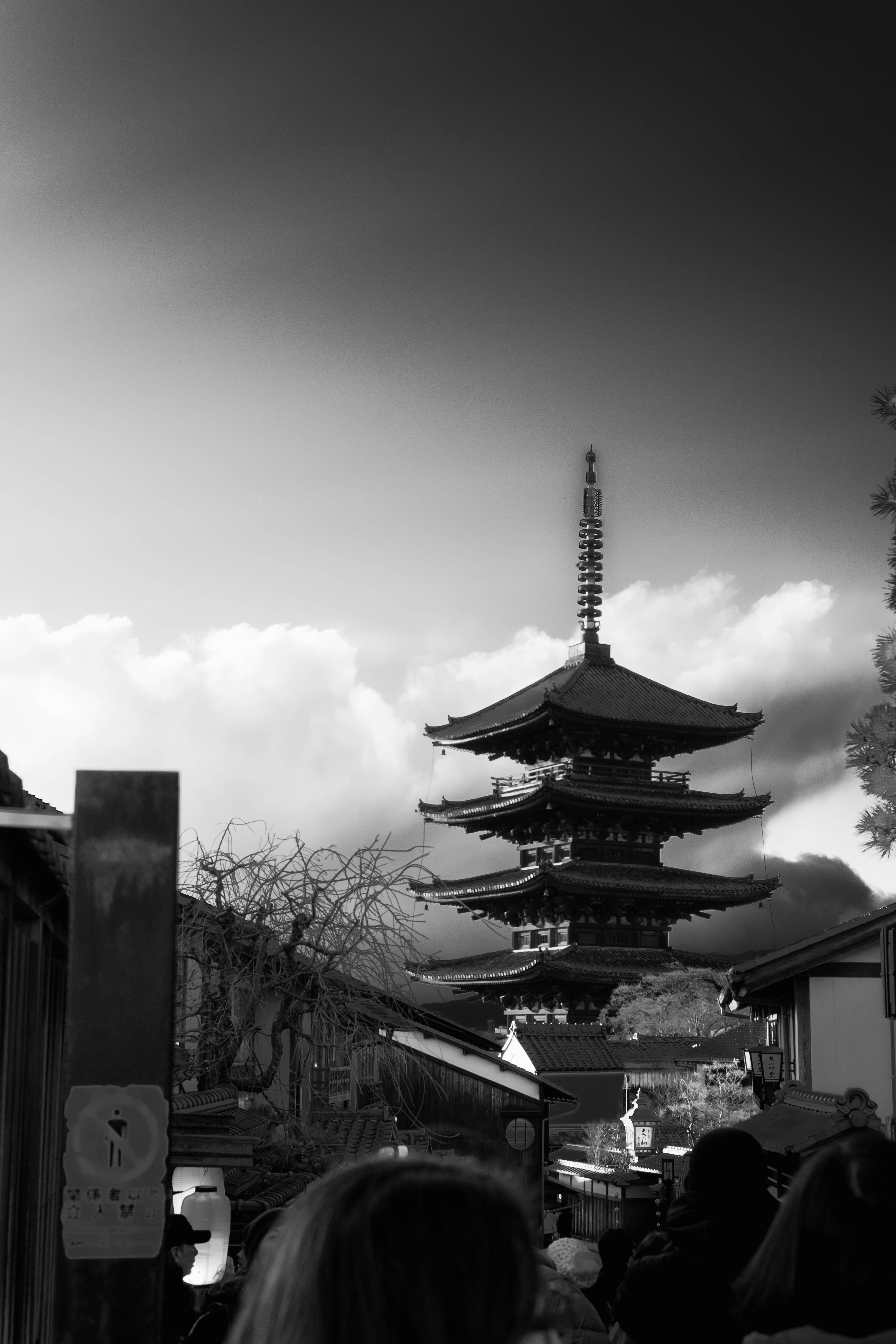 雲の下の寺院の五重塔と参道の街並み