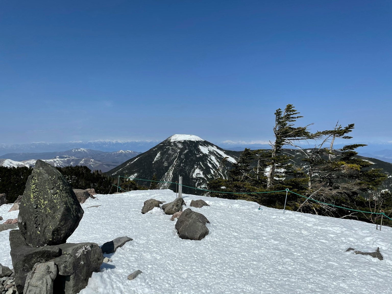 Pemandangan dari puncak gunung bersalju di bawah langit biru yang cerah