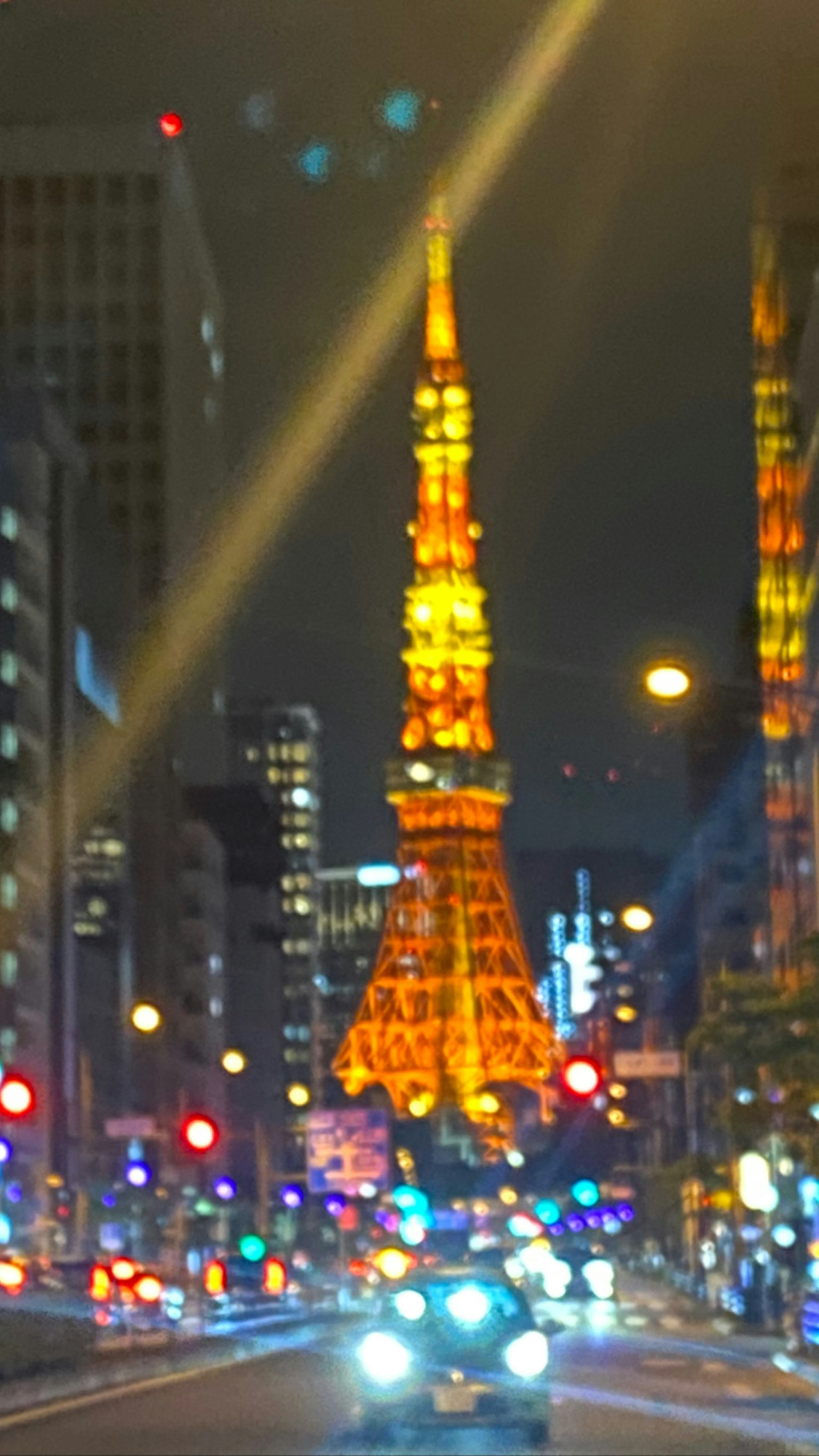 Tour de Tokyo illuminée la nuit avec des lumières de la ville