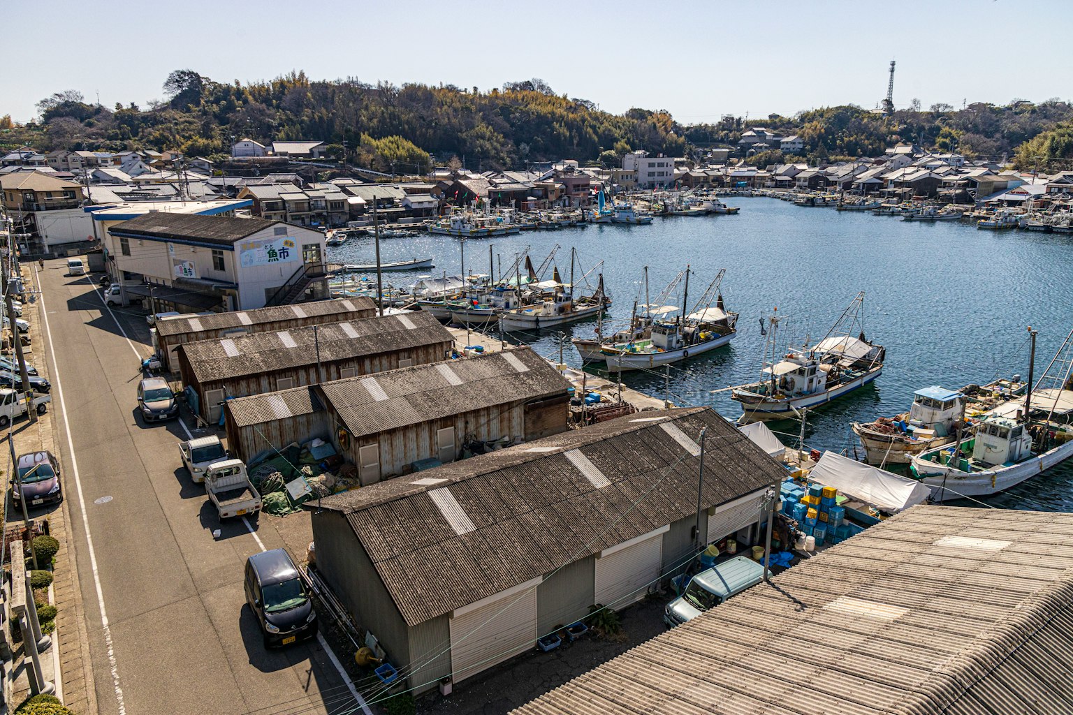 Scène de port avec des bateaux et des entrepôts au bord de l'eau