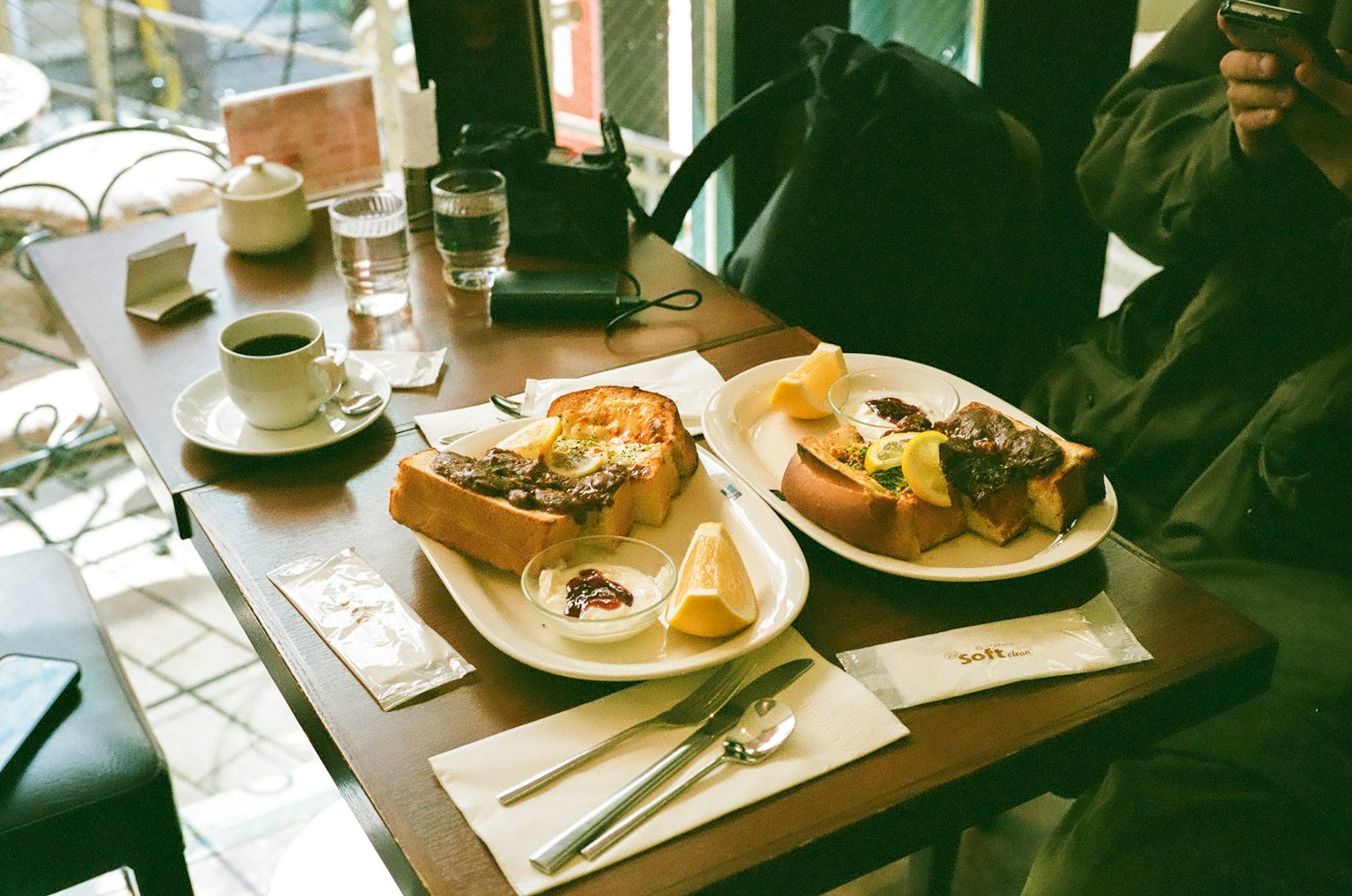 Une table avec deux assiettes de petit-déjeuner délicieux et une tasse de café
