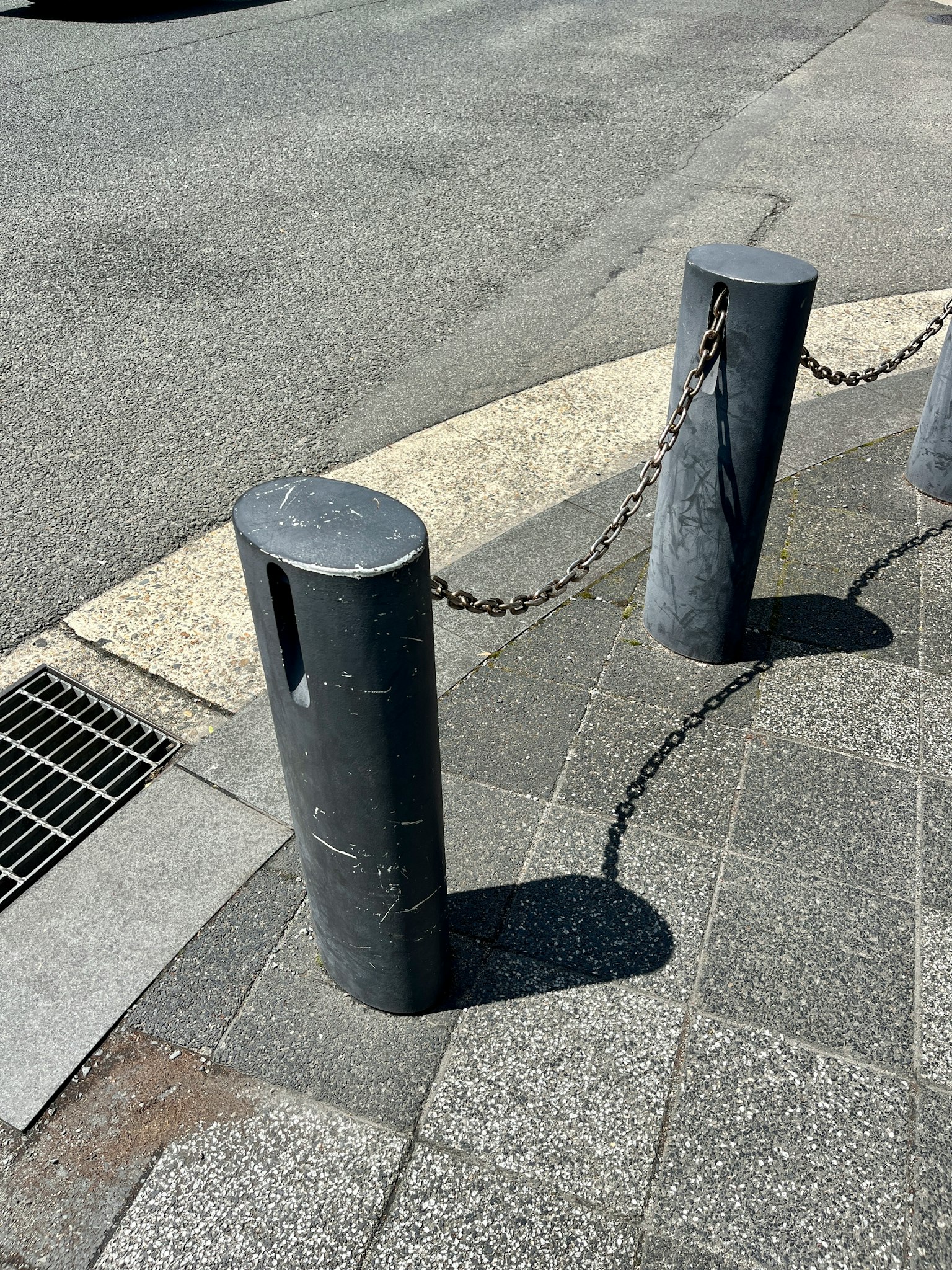 街角的黑色柱子通过链条连接