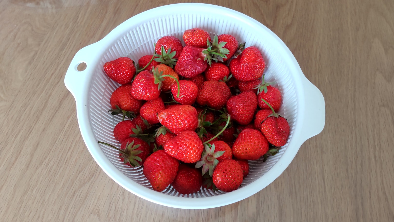 Frische Erdbeeren in einer weißen Schüssel