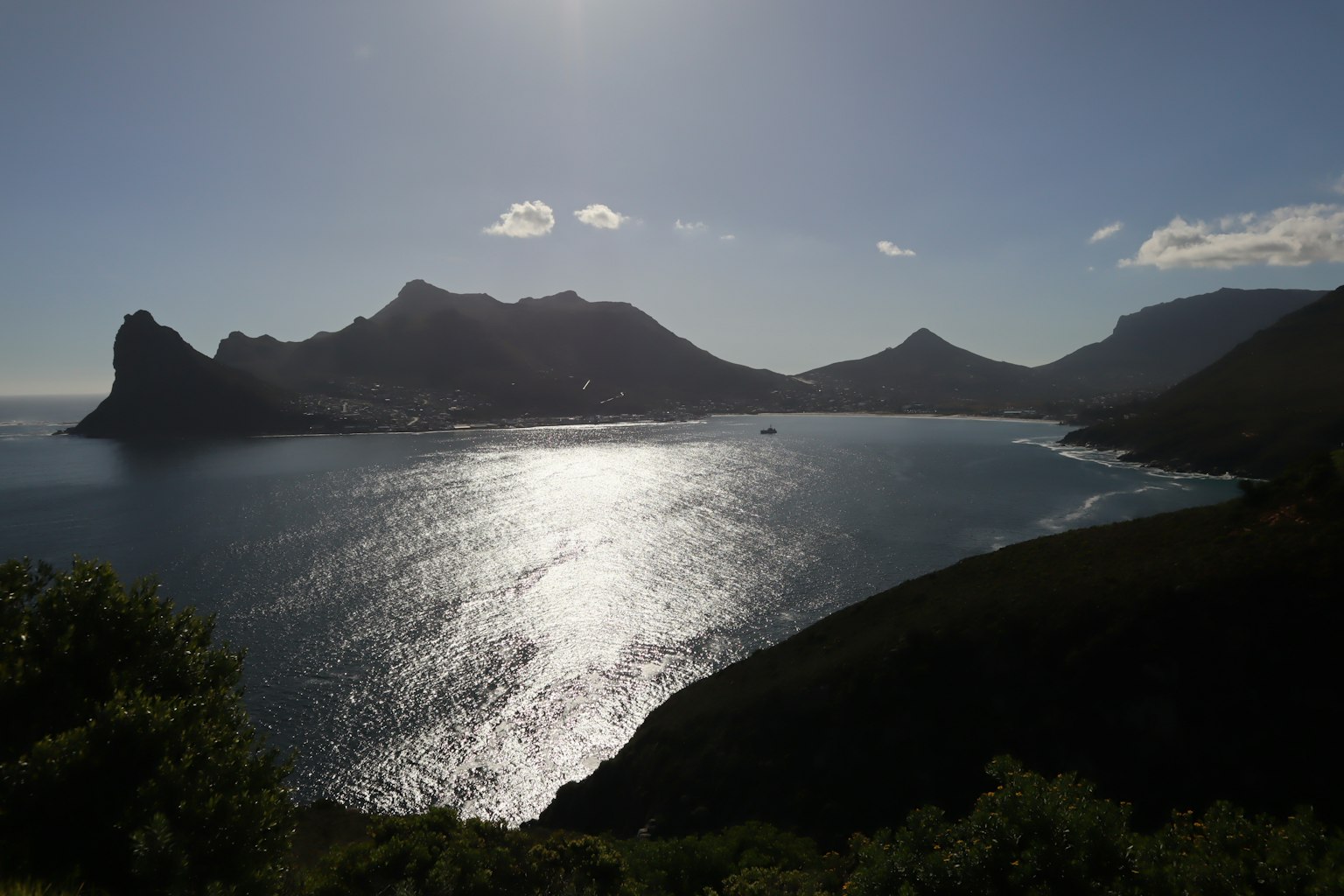 海岸線與山脈及閃爍水面的風景