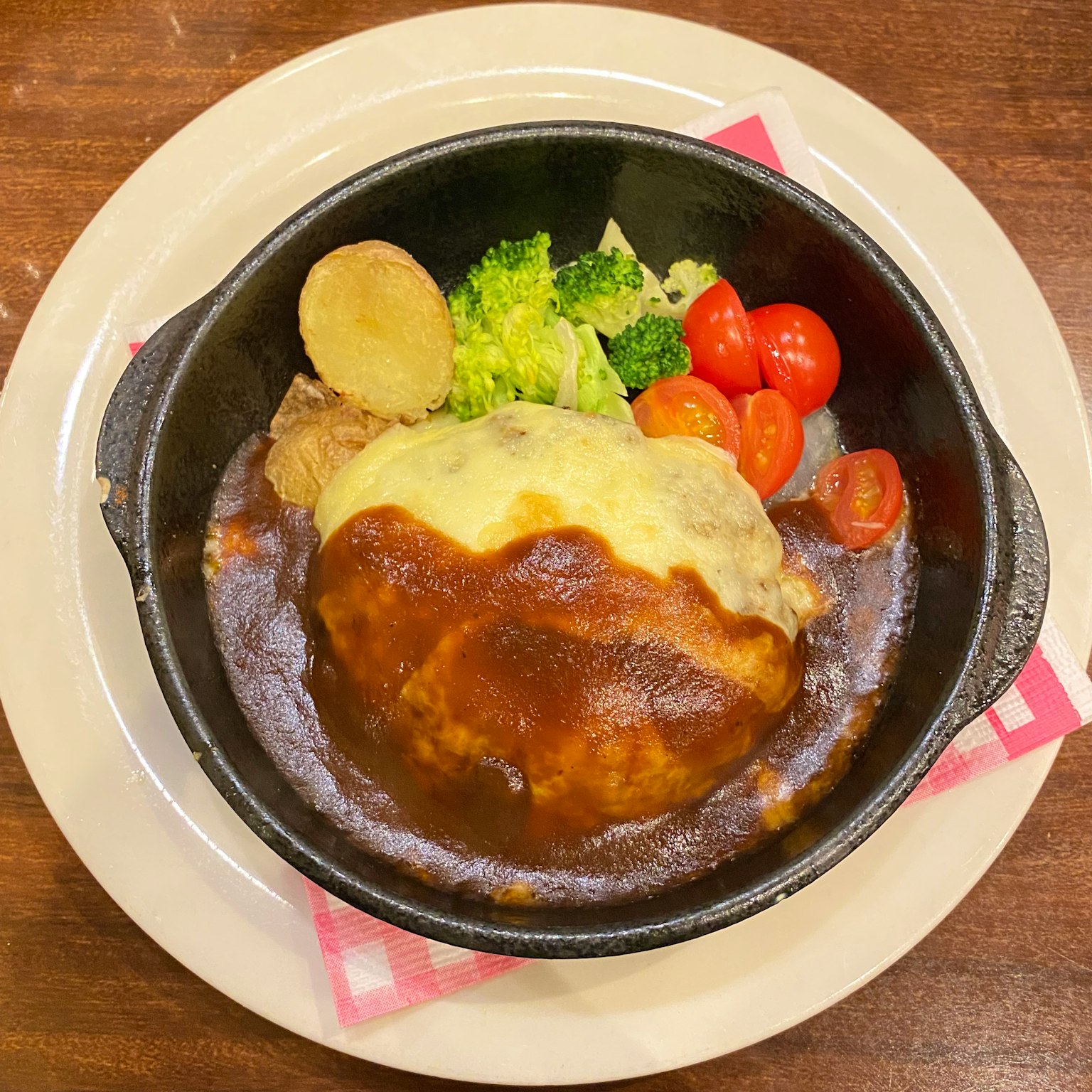 黑锅中的蛋包饭搭配德美酱汁和西蓝花、樱桃番茄