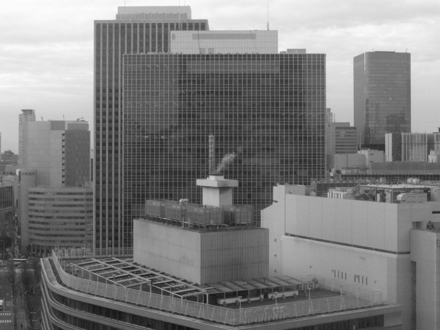 城市天际线，包含高楼和屋顶烟囱