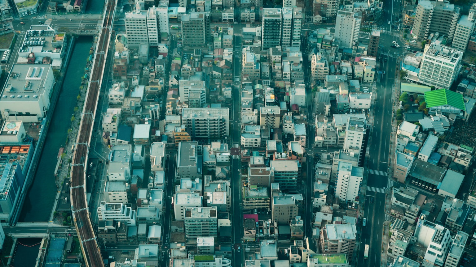城市鳥瞰圖，展示高樓與小建築的混合