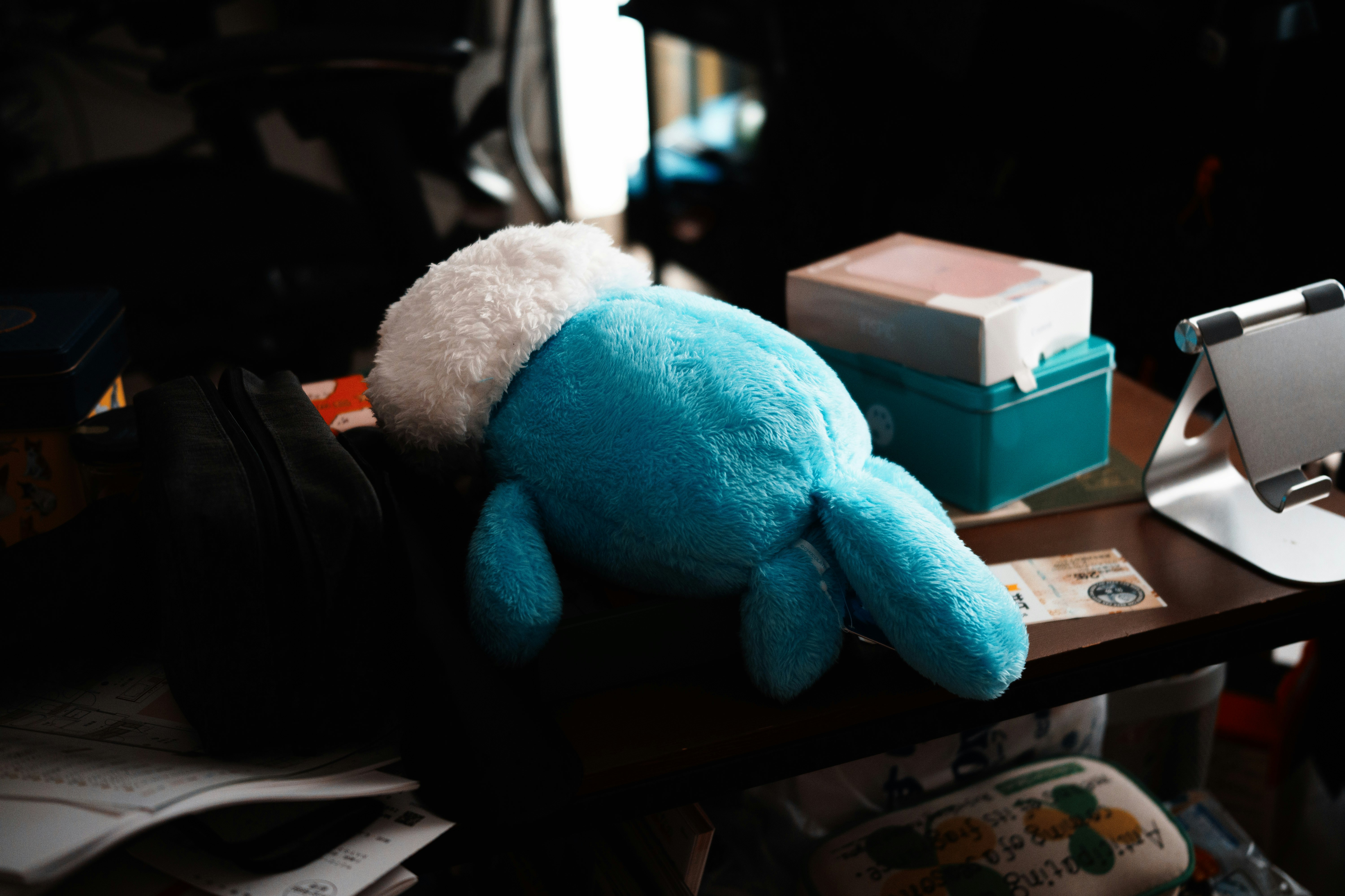 Une scène calme avec un doudou sur un bureau dans une pièce
