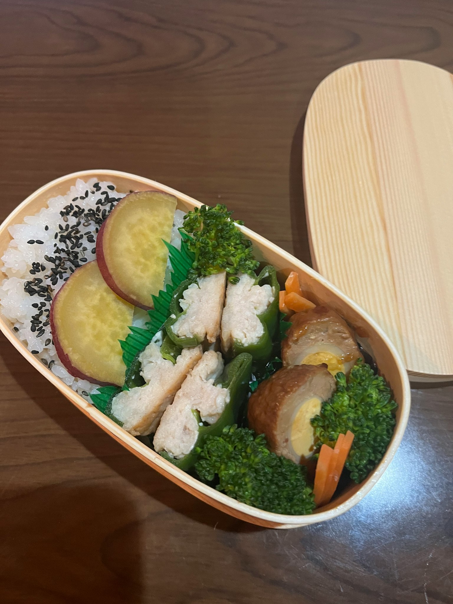 Scatola bento con riso patate dolci broccoli e pollo affettato