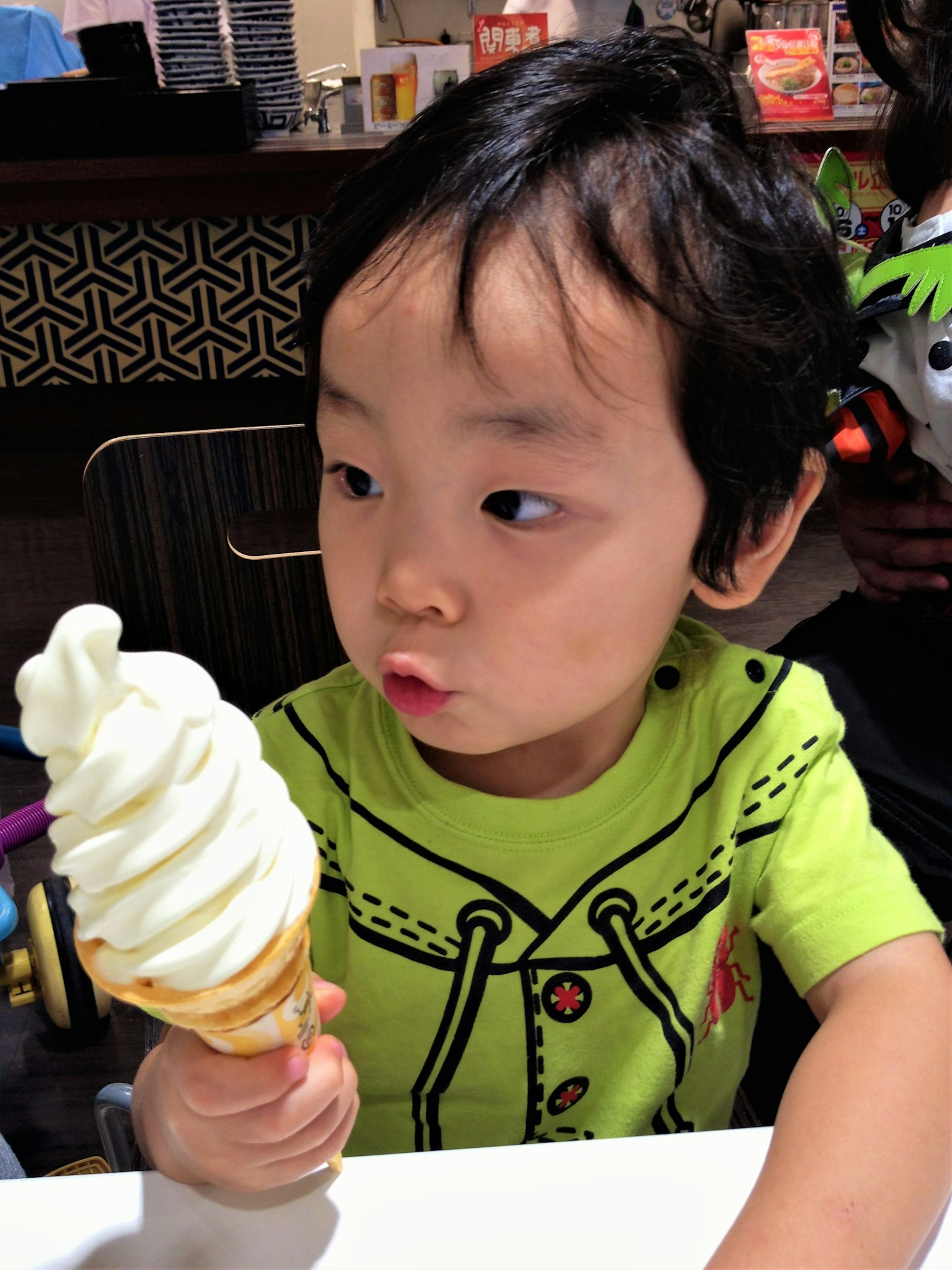 Anak dengan es krim terlihat terkejut