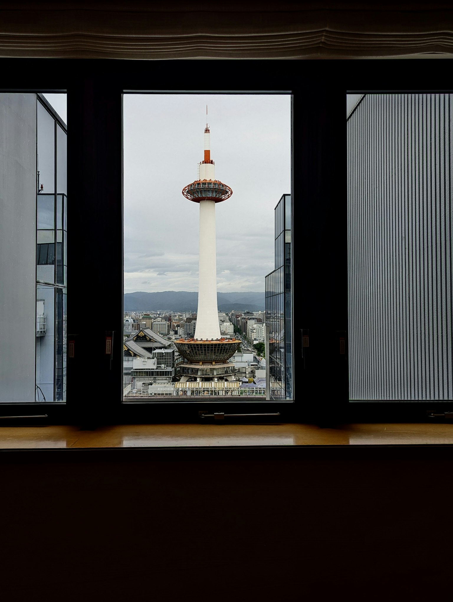 Blick auf den Kyoto Tower von einem Fenster aus