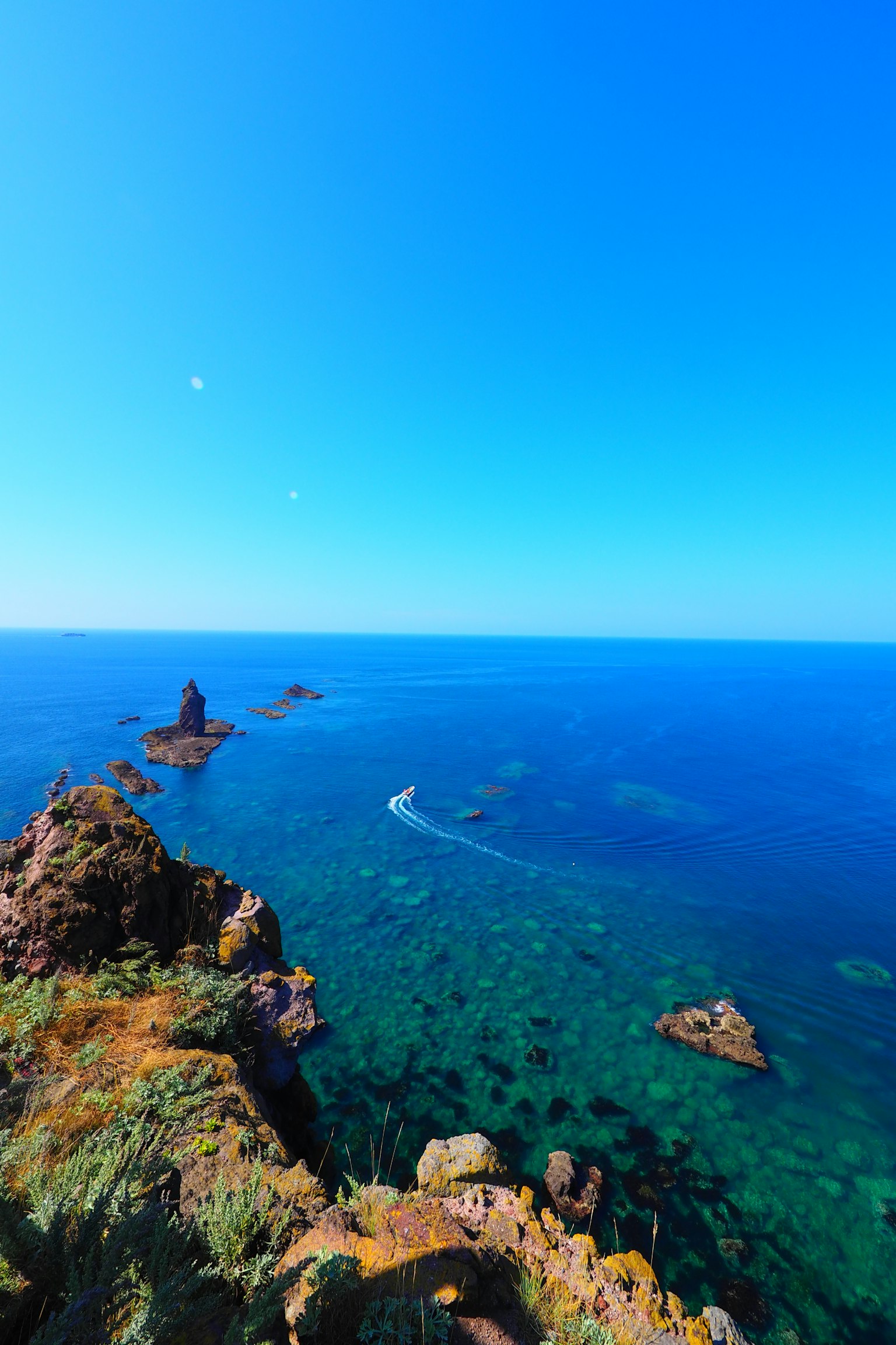 Vista panoramica dell'oceano blu e del cielo con scogli e acqua cristallina
