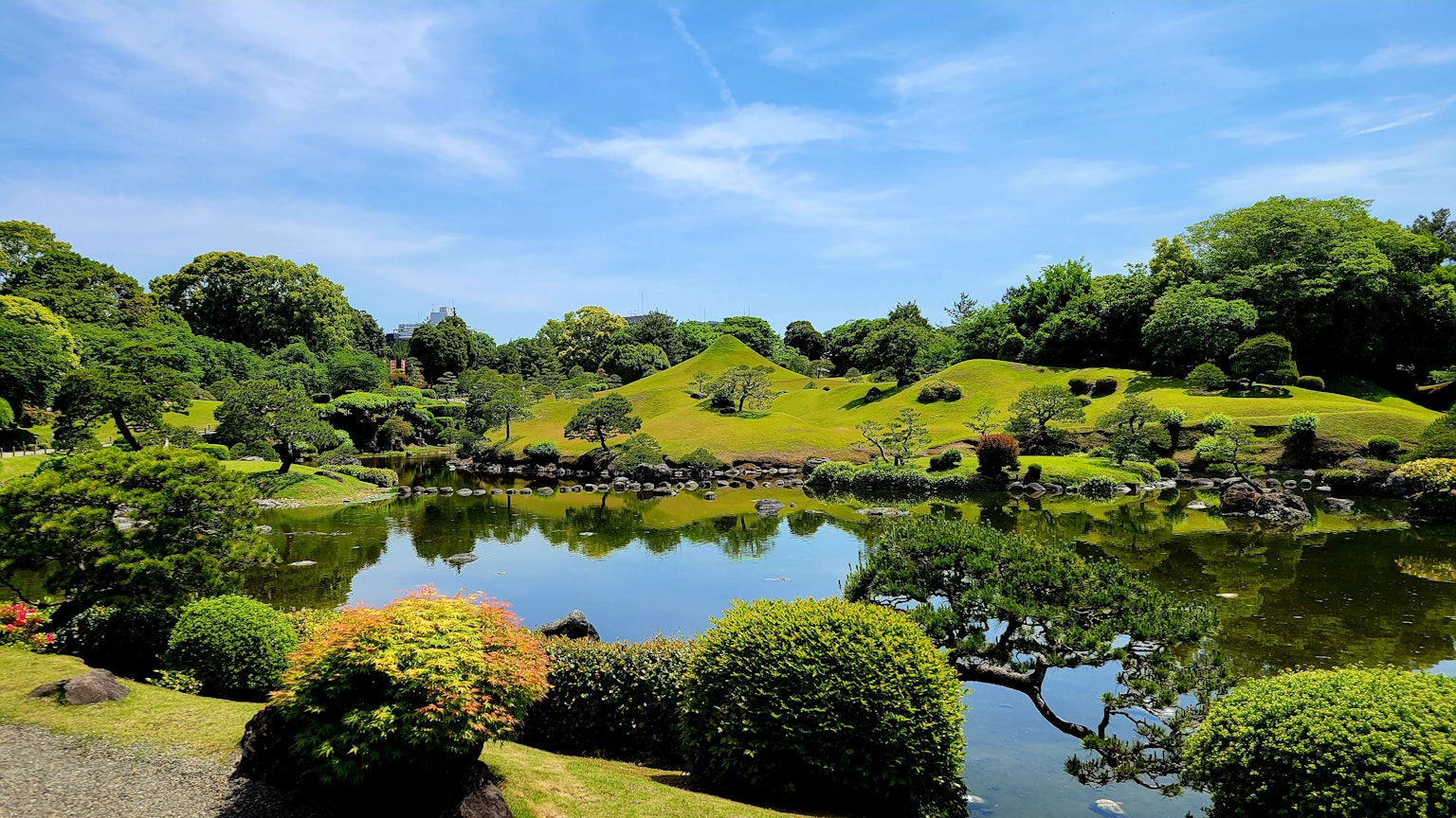 Magnifique paysage de jardin japonais avec ciel bleu et collines vertes