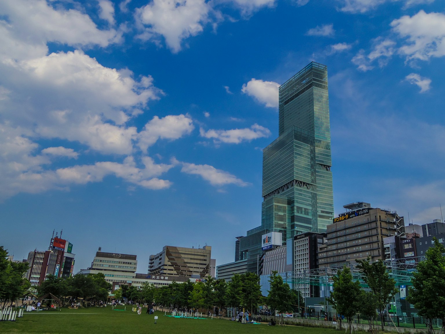 城市天際線，現代高樓在藍天之下