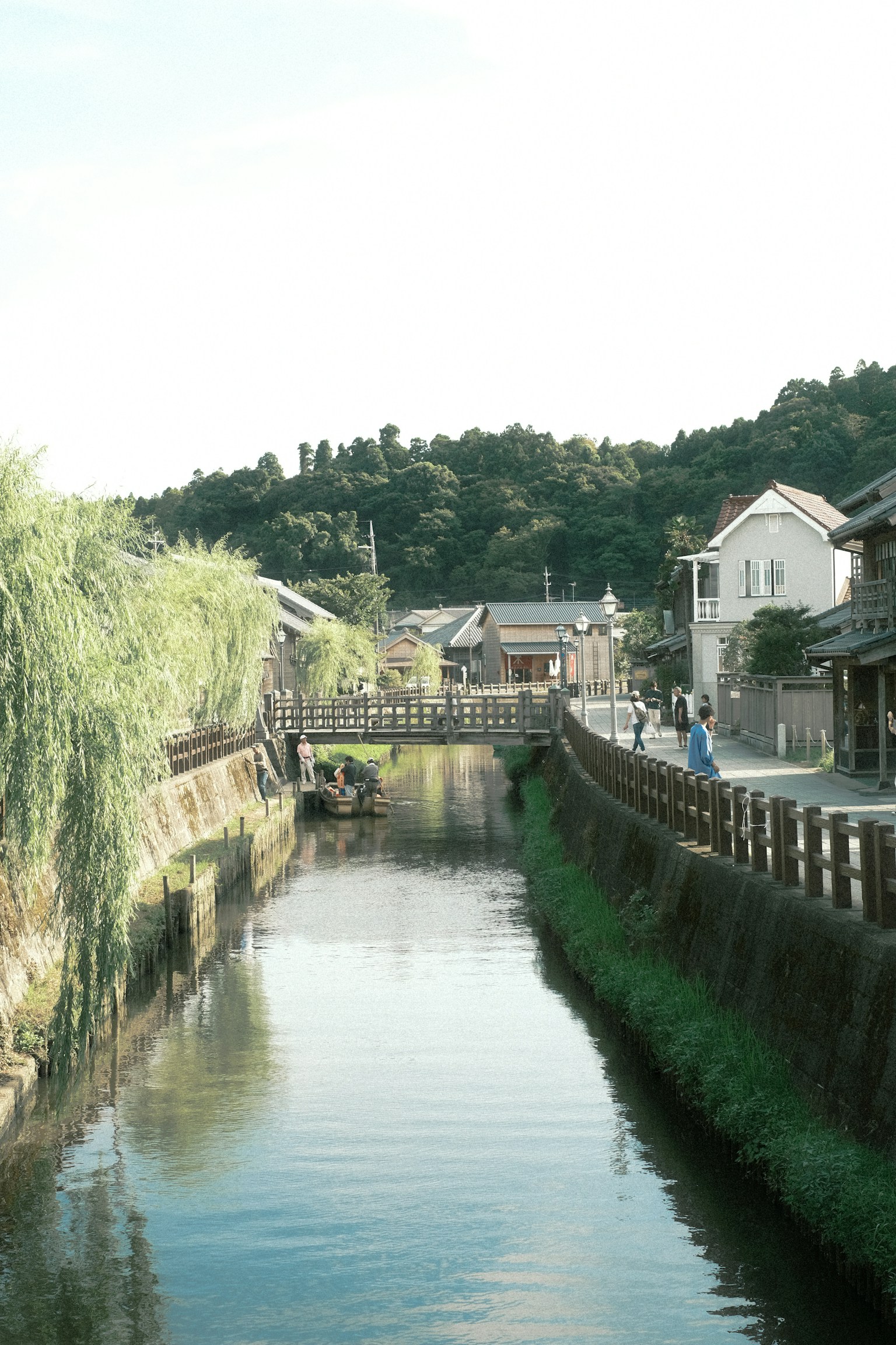 宁静的河边风景与传统建筑