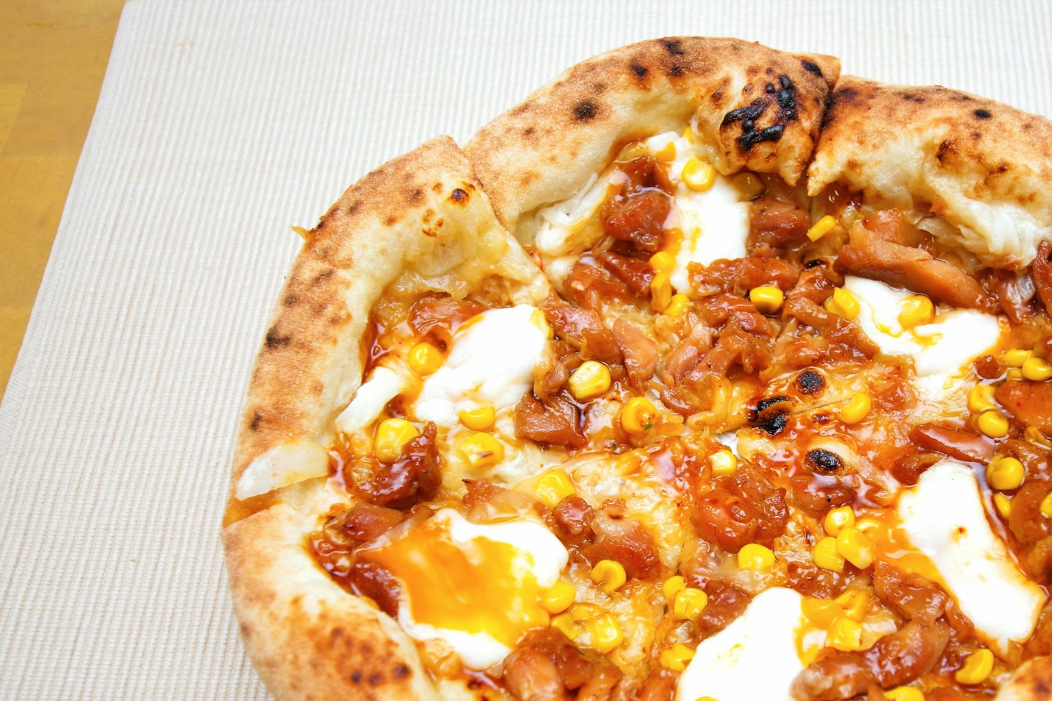 Pizza recién horneada cubierta con salsa de tomate y mozzarella
