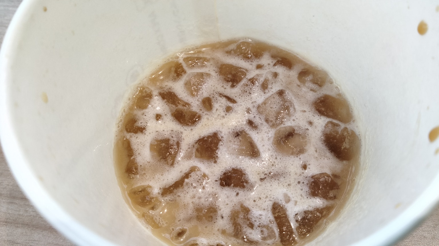 白色杯子中的泡沫咖啡