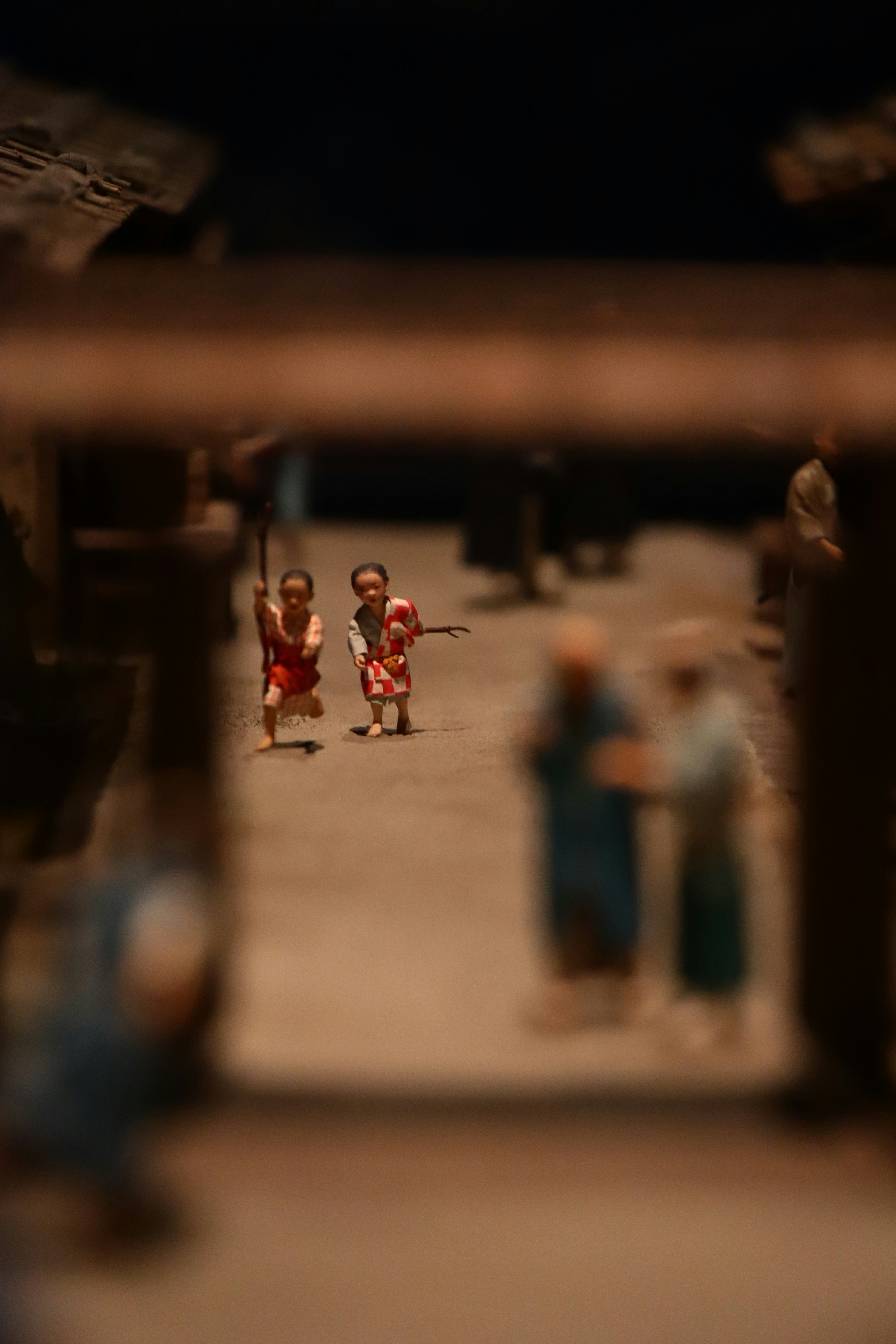 bambini che camminano in un vicolo stretto verso lo sfondo