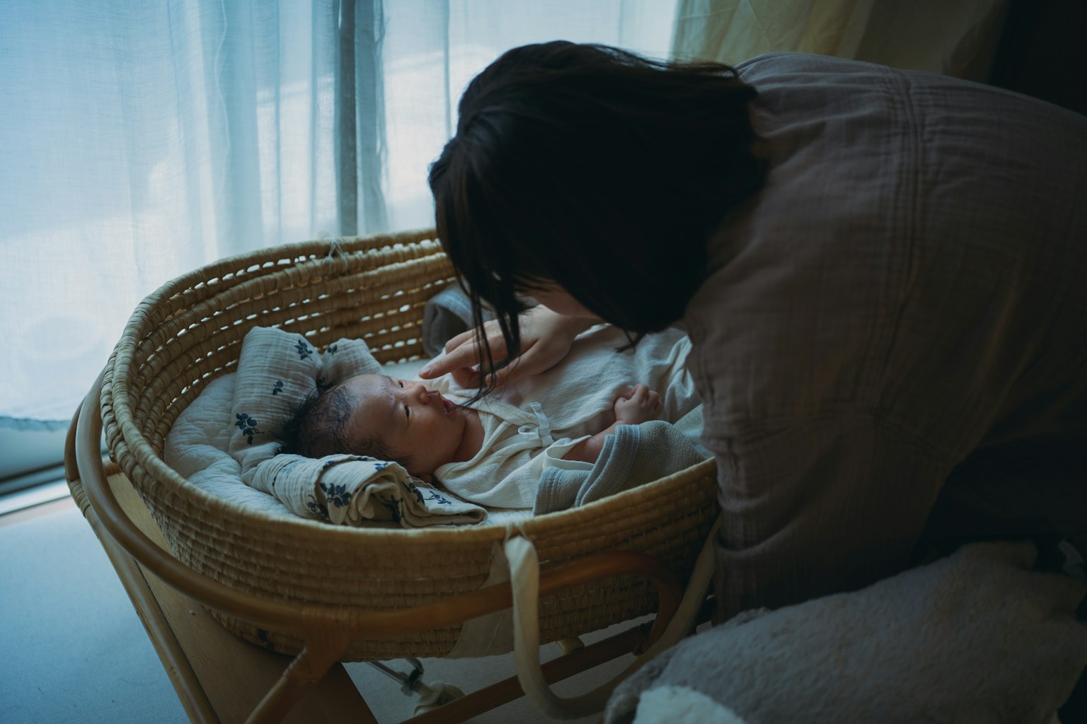 Une mère prenant soin de son bébé dans un berceau confortable