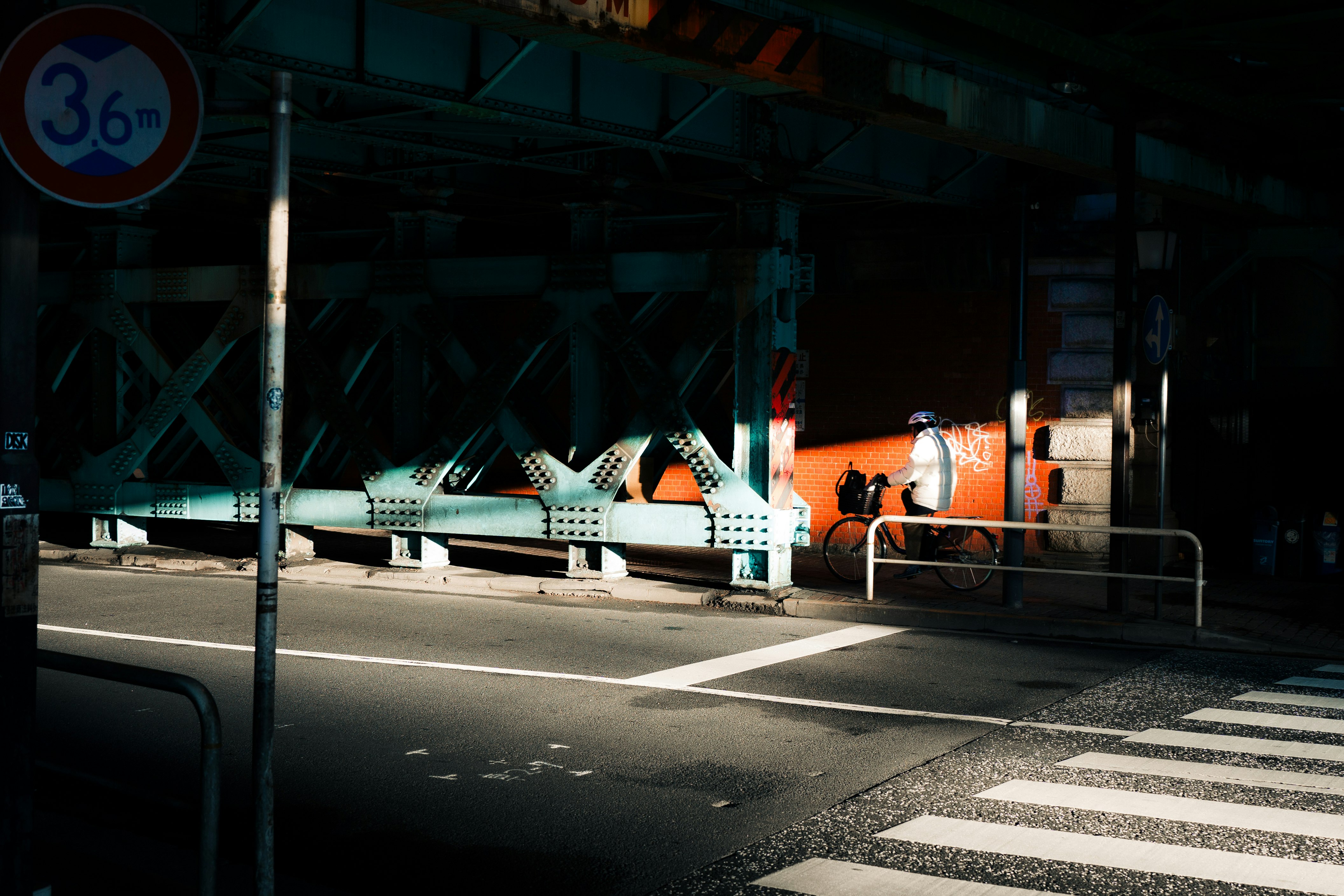 夜晚鐵路道口，路邊的欄杆與鐵軌