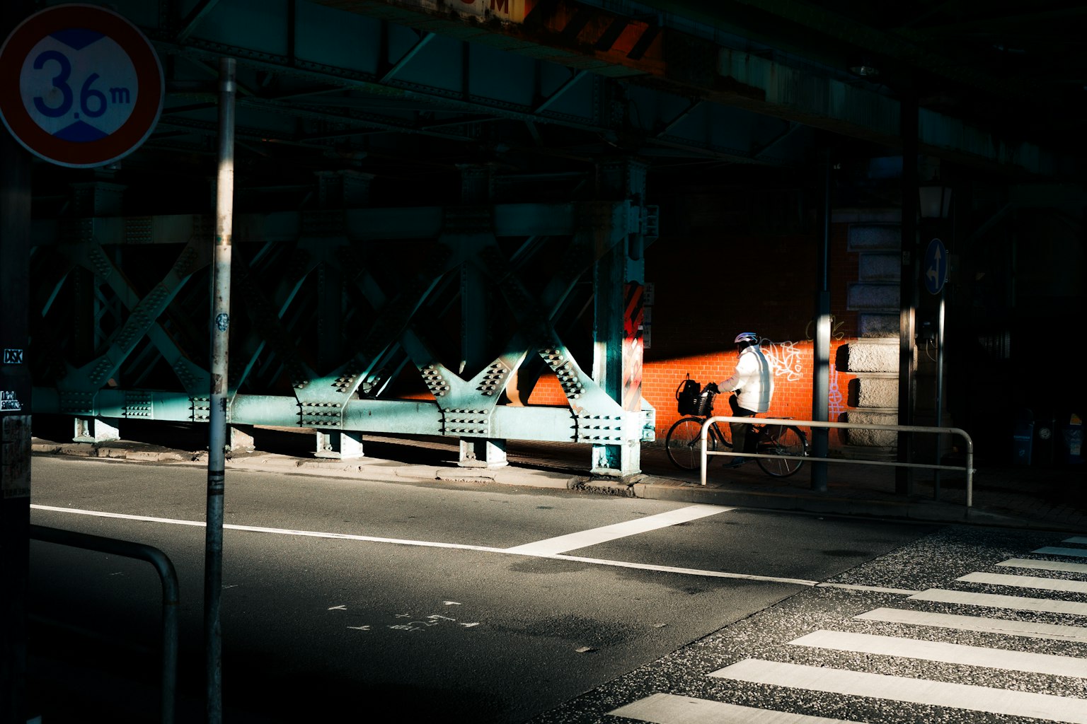 Intersection avec une structure de pont dans une zone urbaine peu éclairée