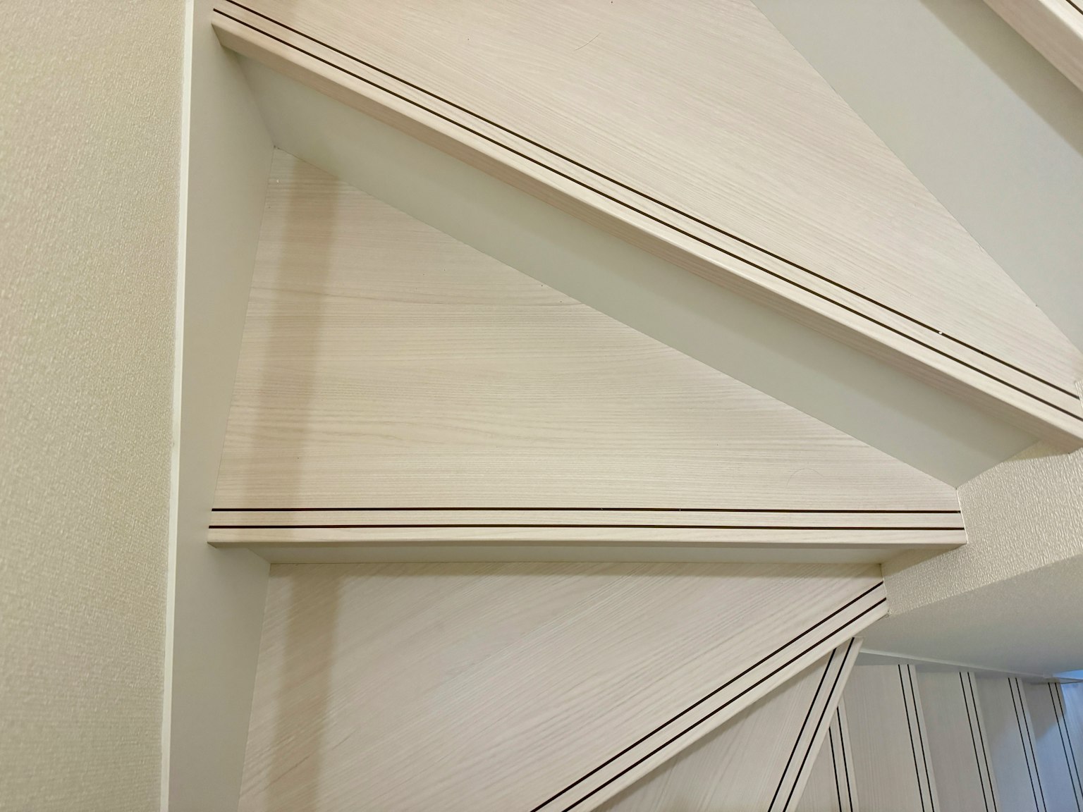 Imagen de una sección de una escalera de caracol de madera blanca