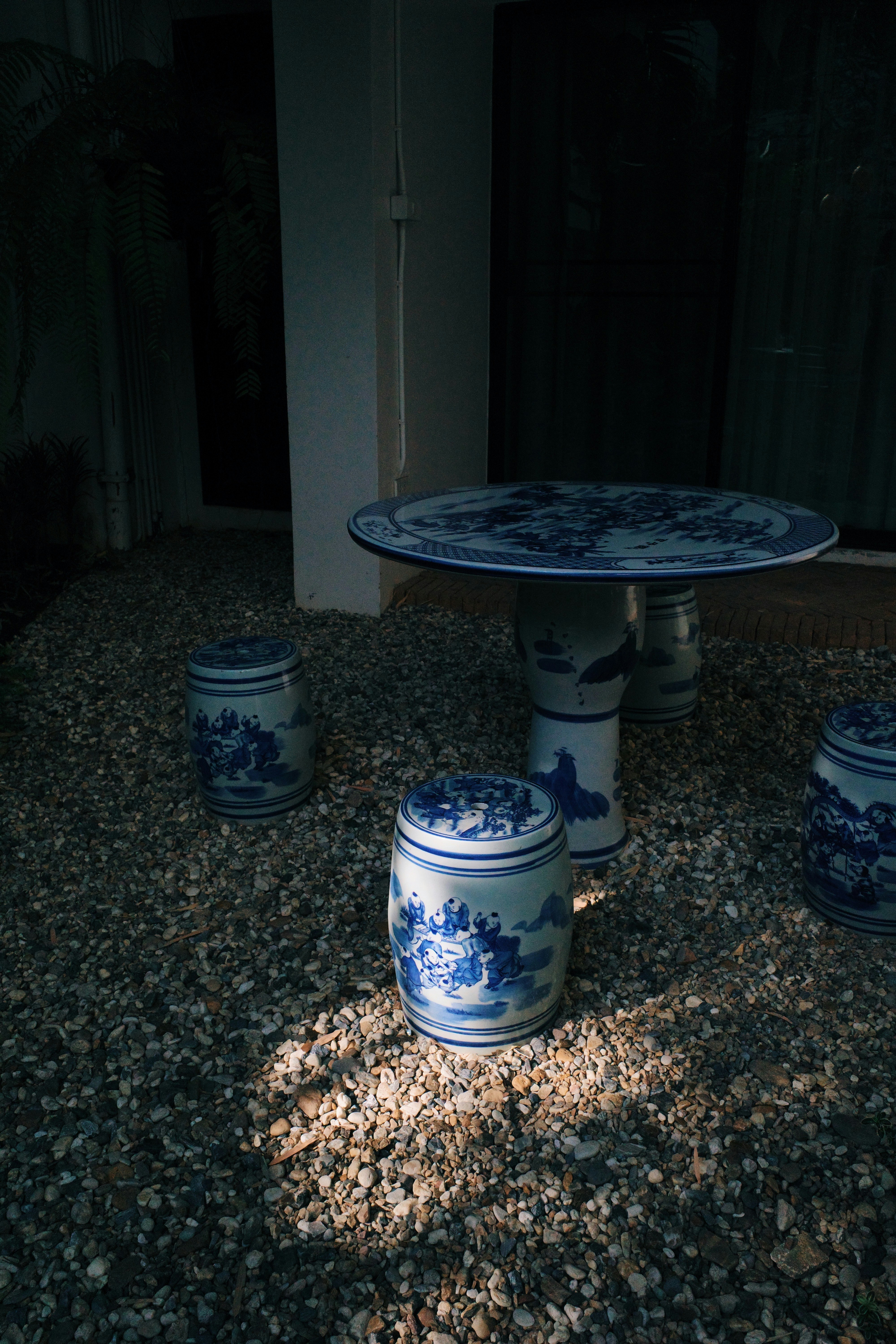 lối vào yên tĩnh với các hũ gốm hoa văn xanh