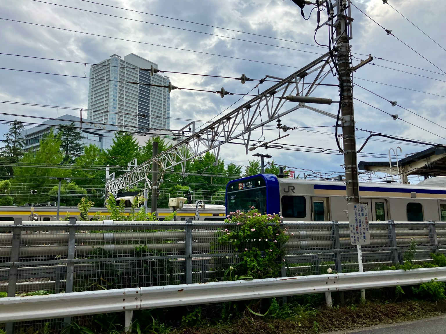 Städtische Landschaft mit einem Bahnhof und umliegenden Wolkenkratzern