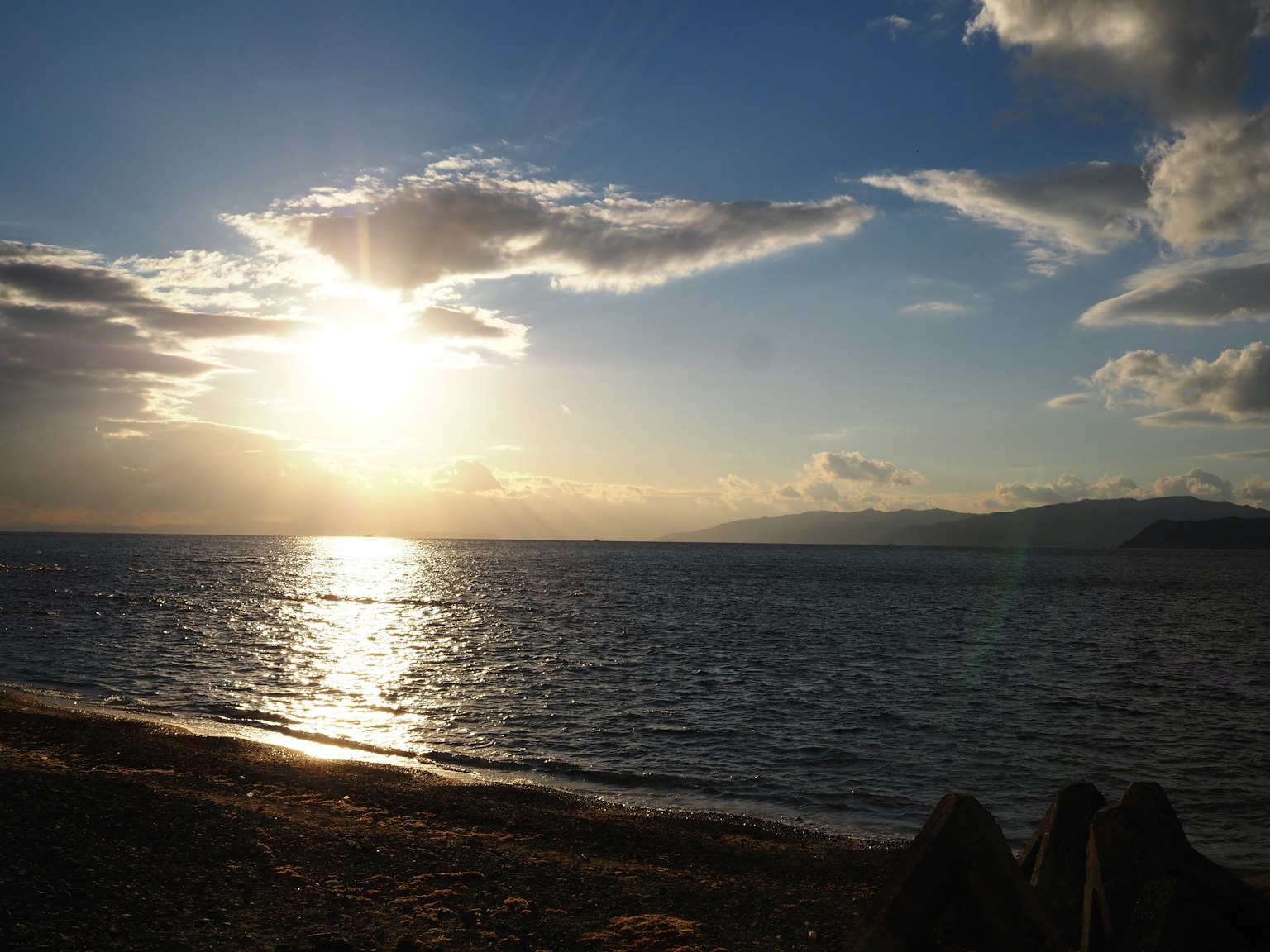 Vue pittoresque de la mer et du coucher de soleil se reflétant magnifiquement