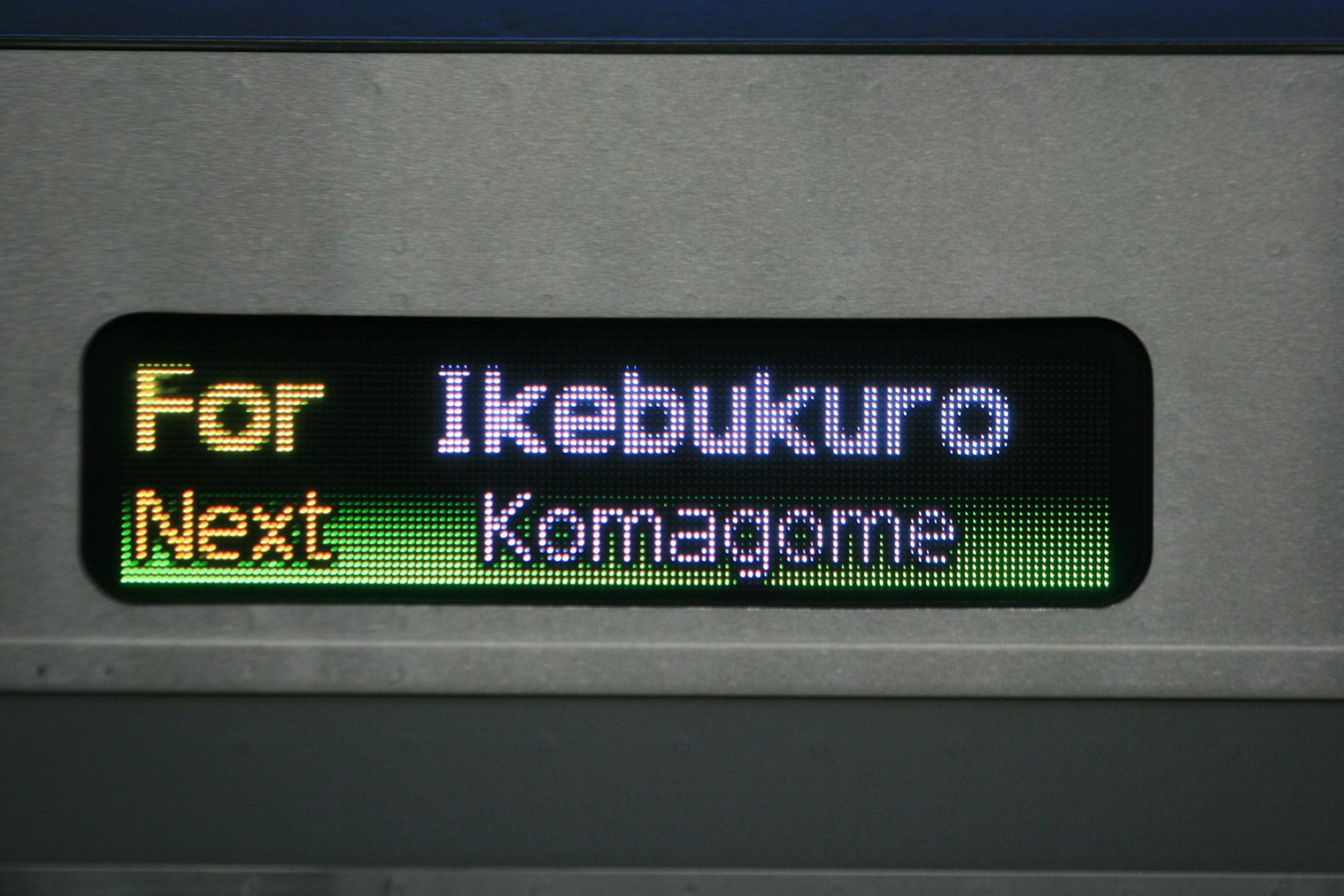 Bảng hiển thị cho Ikebukuro với điểm dừng tiếp theo là Komagome