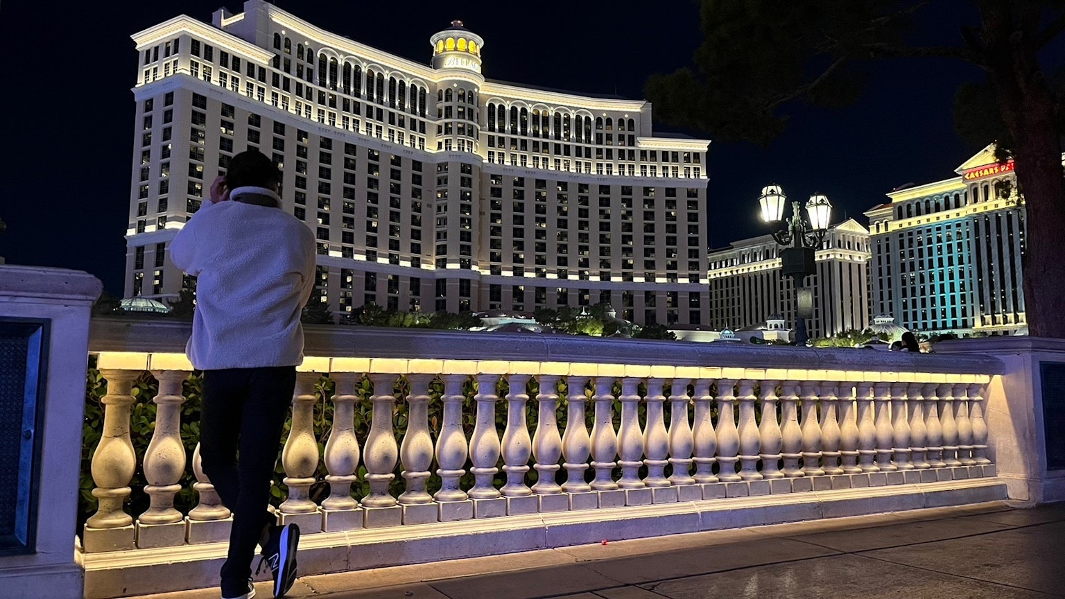 Schöne Fassade des Bellagio Hotels in Las Vegas bei Nacht mit beleuchtetem Balkon