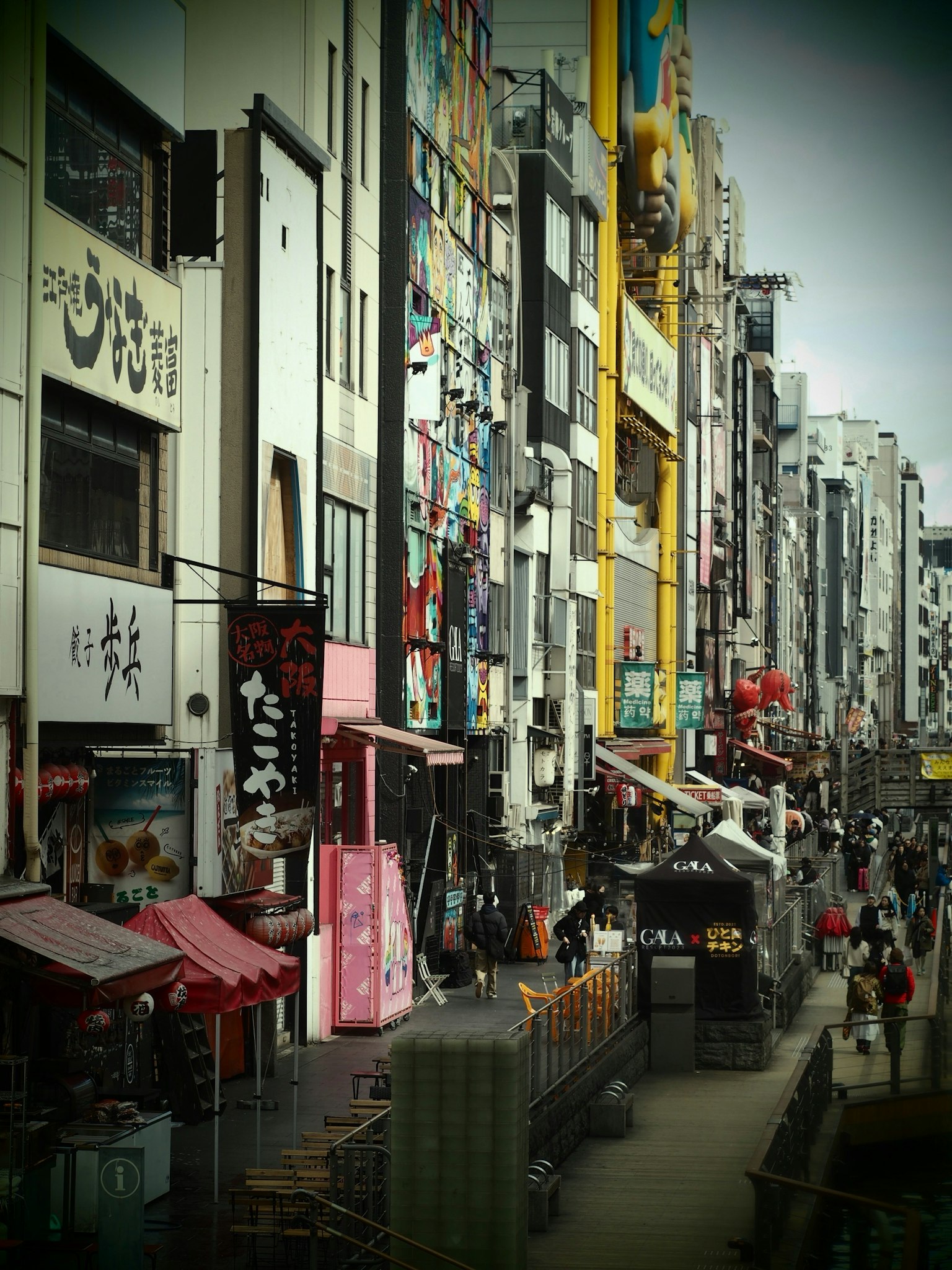 ฉากถนนที่คึกคักพร้อมป้ายสีสันสดใสในย่านการค้าญี่ปุ่น