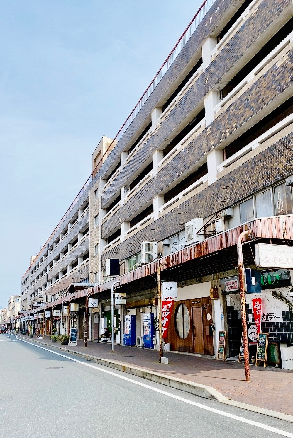 大通りから奥に入った古いビルの商店街