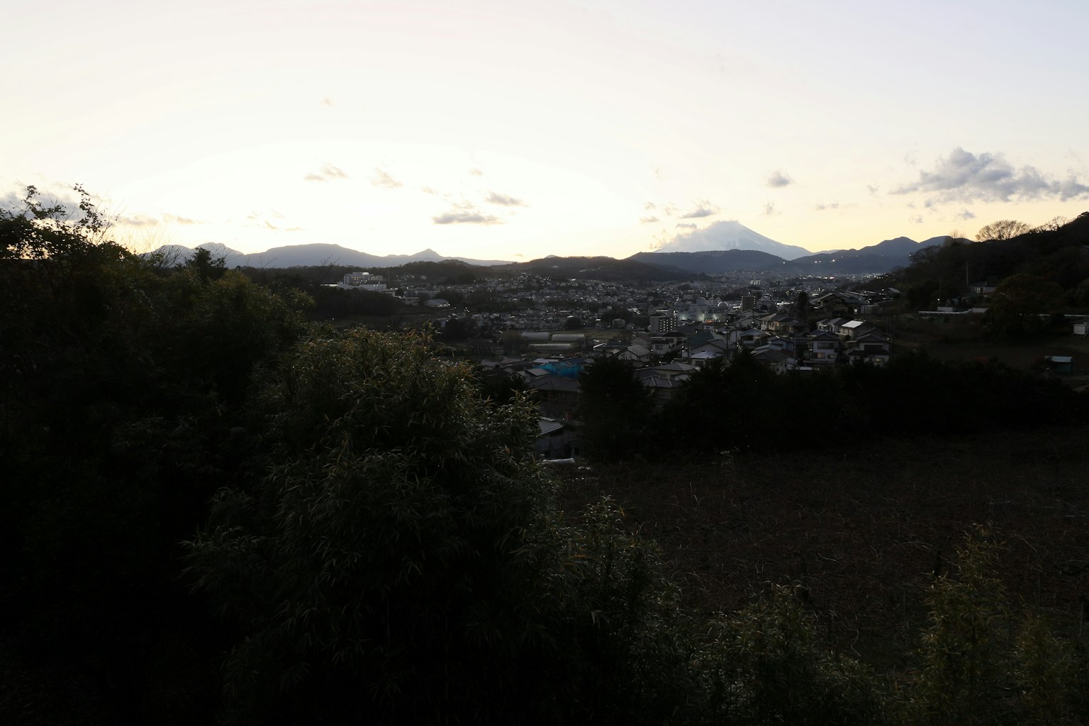 黃昏時分的山村景觀 遠處可見富士山