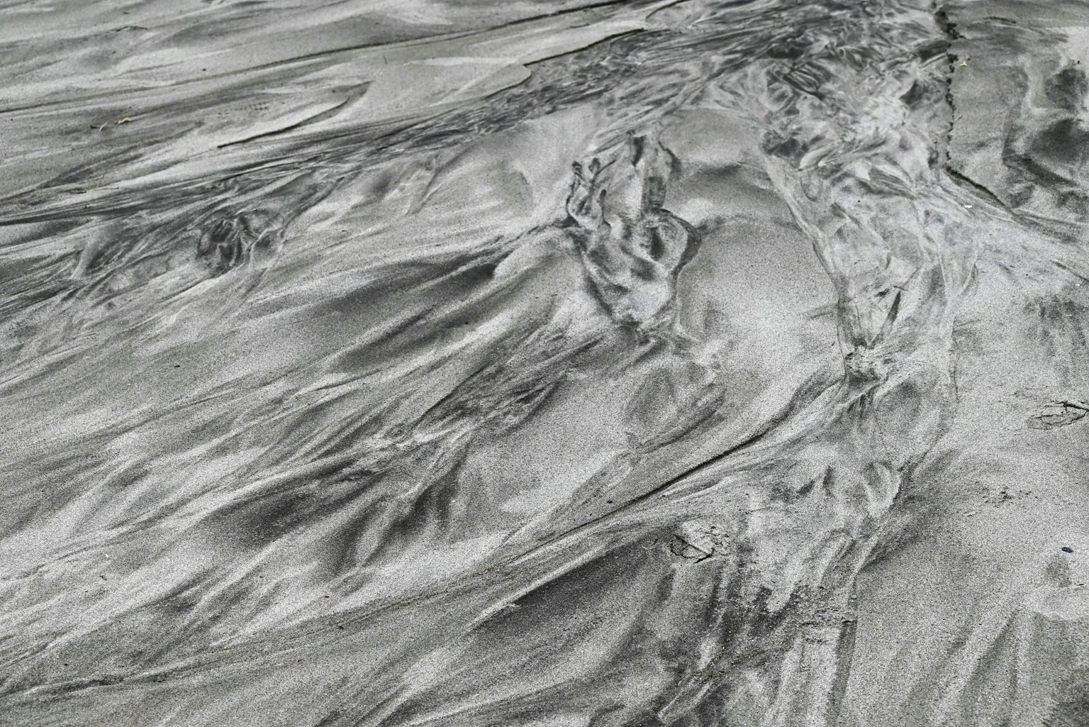 Abstraktes Bild mit fließender silberner Sandtextur
