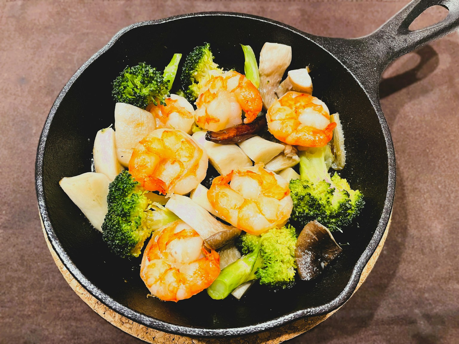 鑄鐵平底鍋中的蝦和西蘭花炒菜
